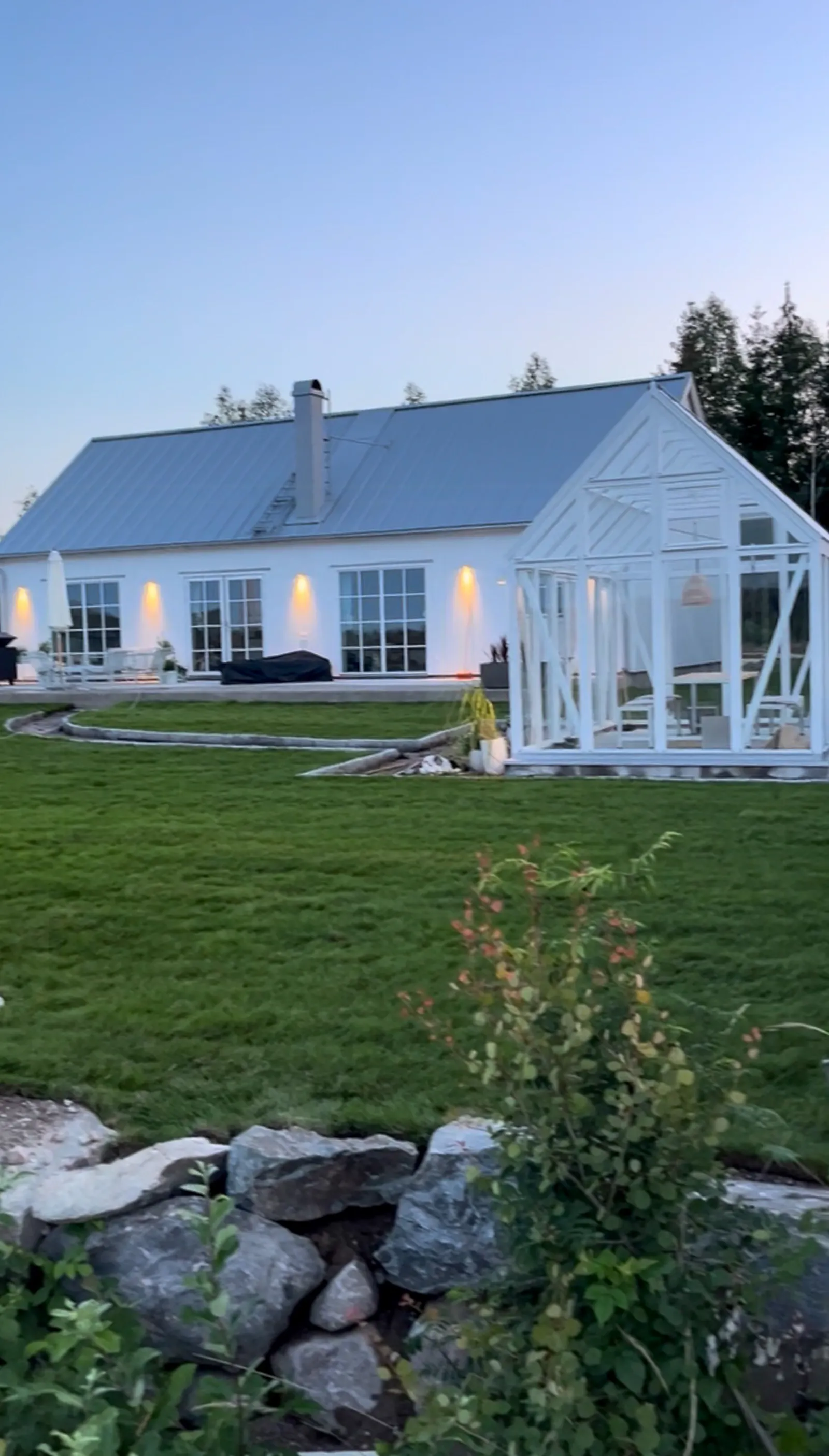 Nybyggt hus med sjöutsikt vid Vevungen – bild 18 av 24