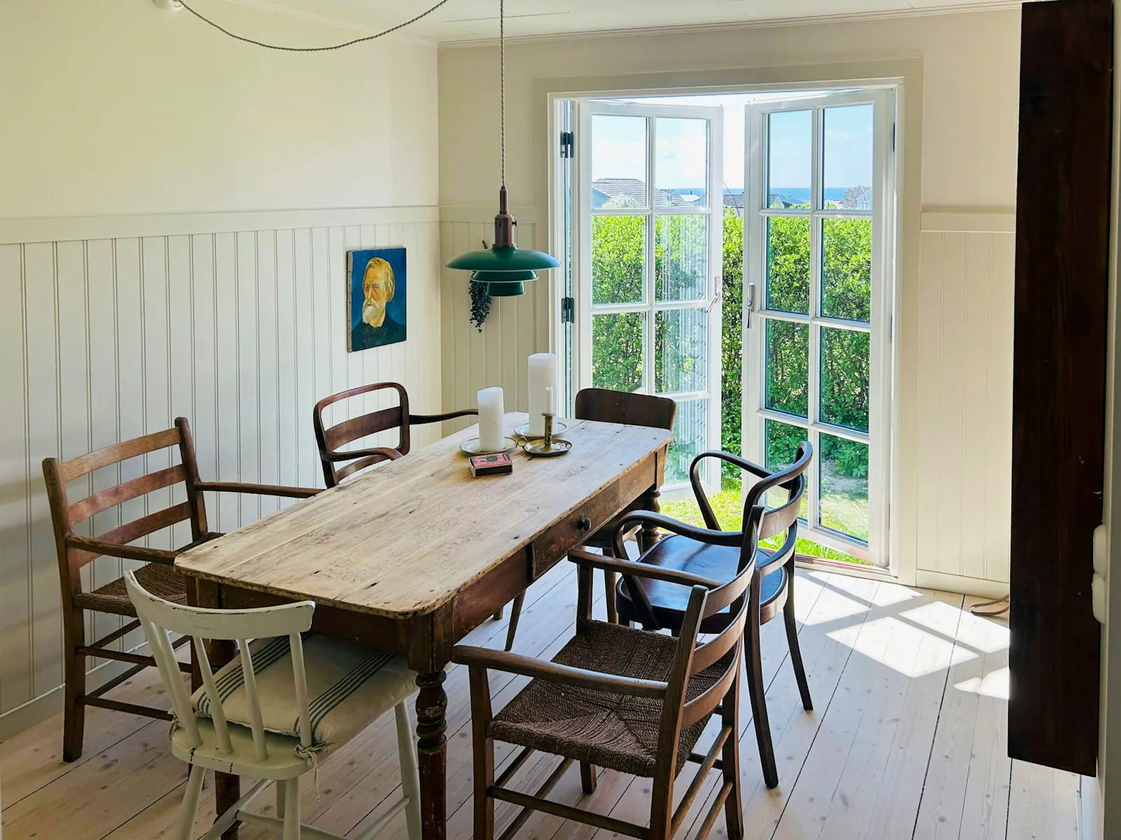 Stuga med glasveranda vid Apelvikens strand – bild 2 av 24