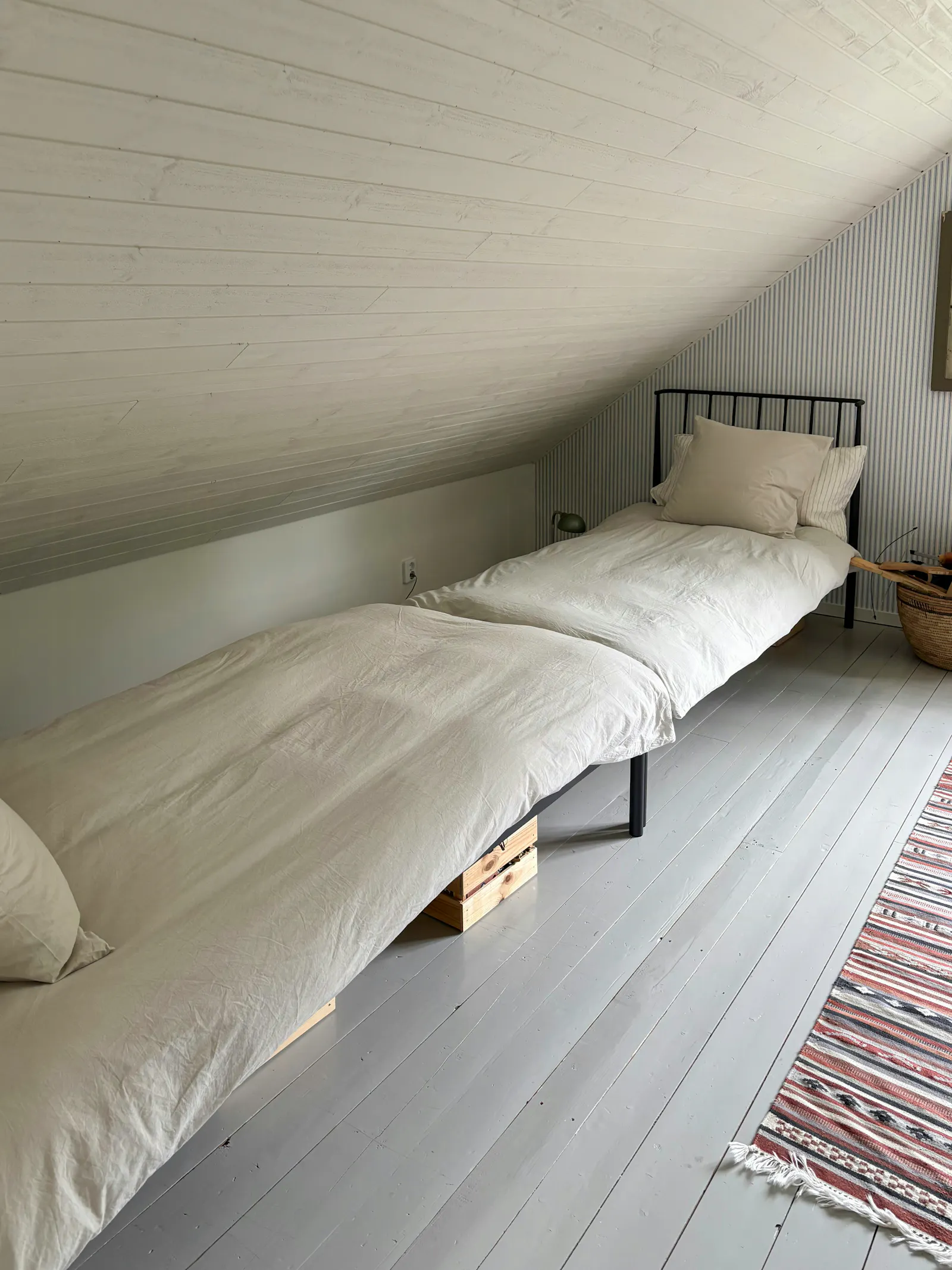 Två mysiga hus i ett naturskönt område med sjö – bild 17 av 24