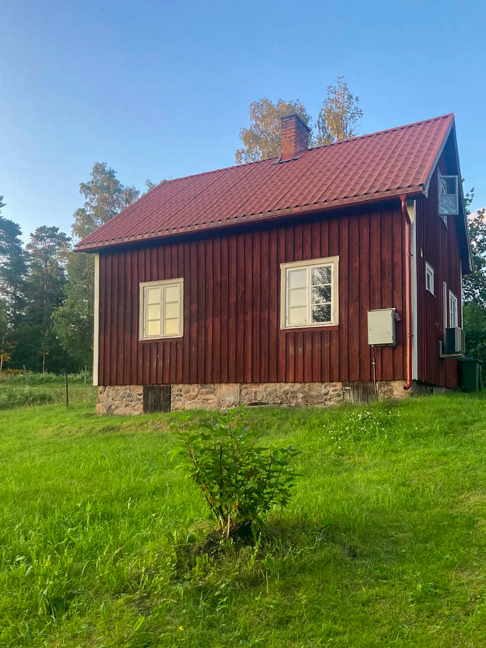 Mysigt svenskt hus vid Fryken med öppen spis – bild 16 av 24