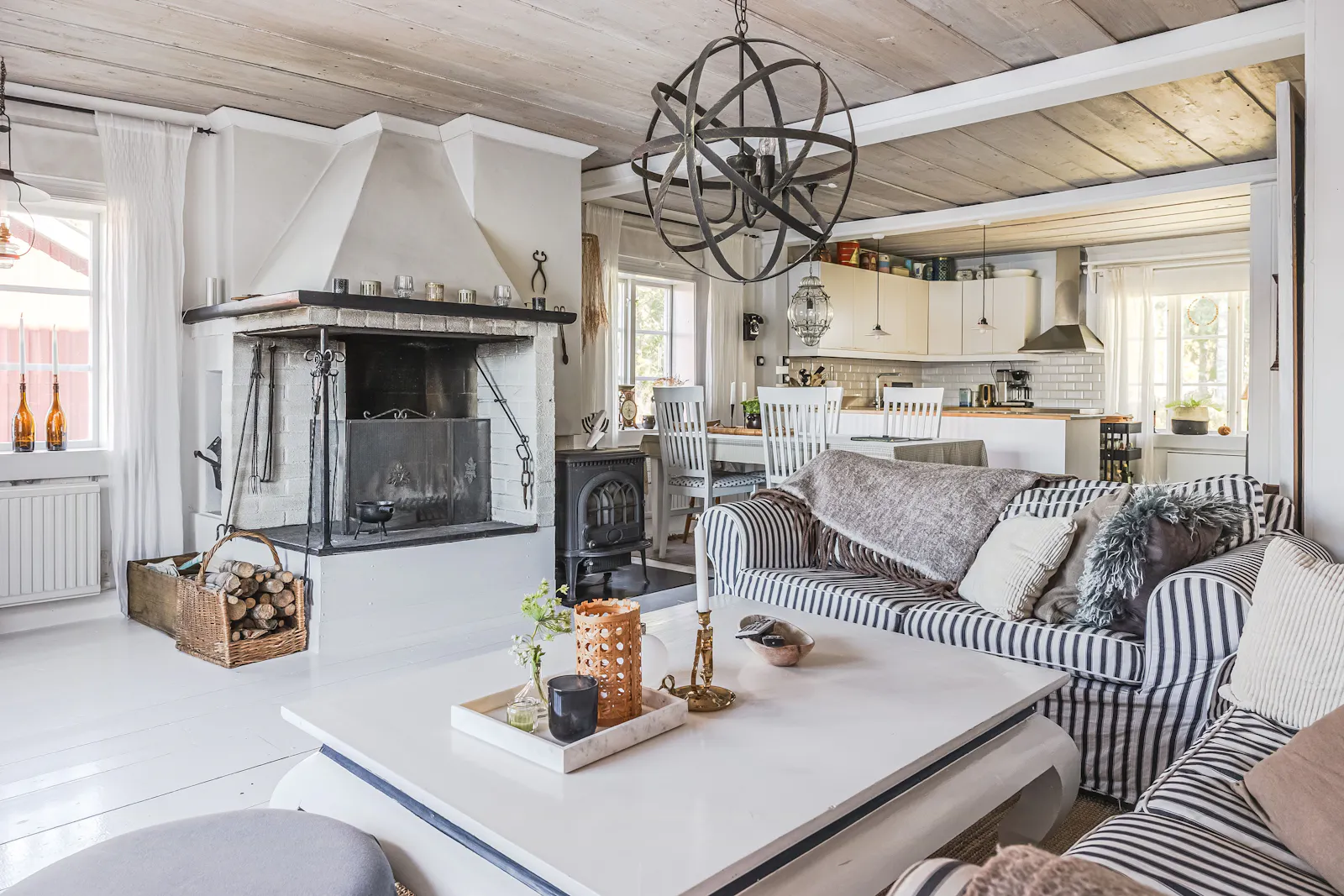 Lantlig stuga med panoramautsikt över Hansesjön – bild 7 av 24