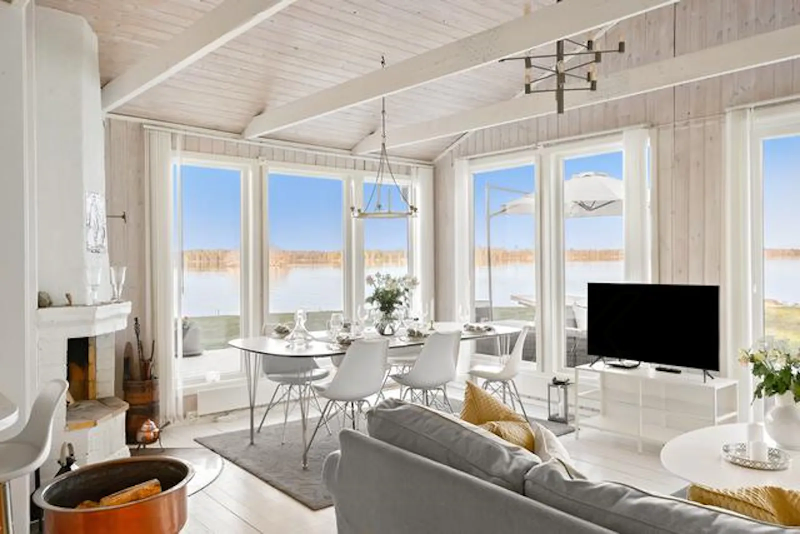 Stuga med strandtomt, båt och brygga i Småland – bild 4 av 24