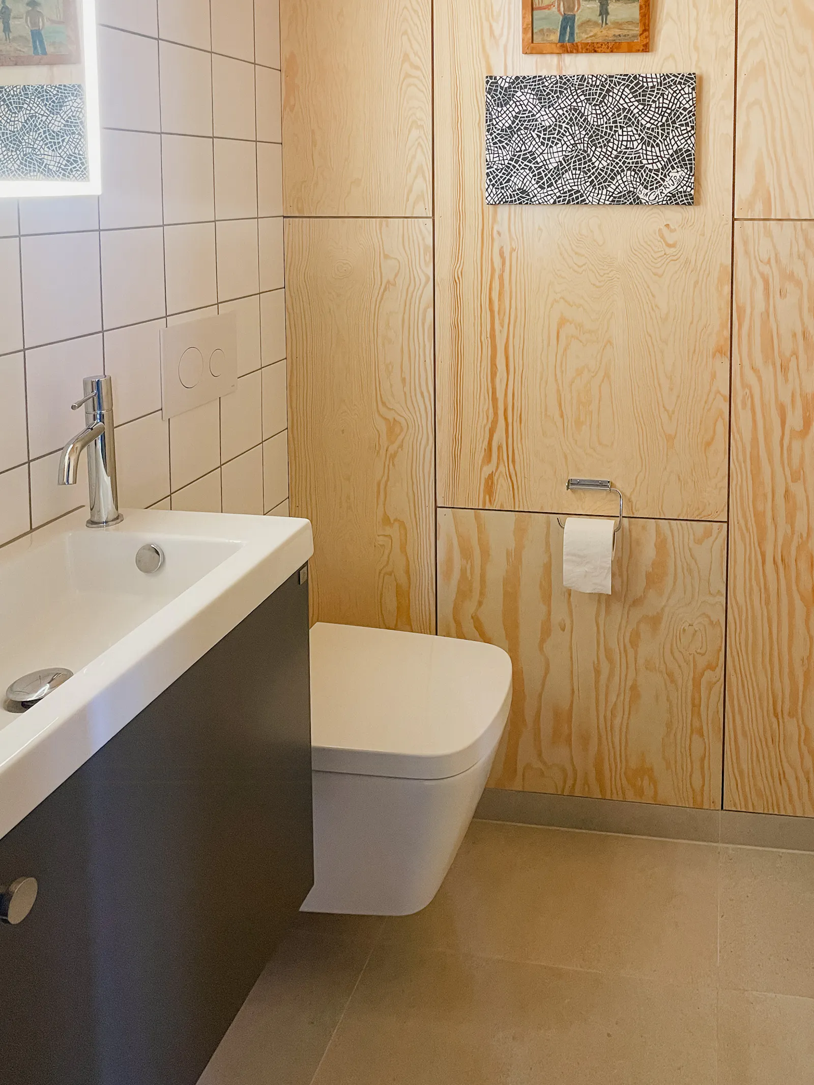 Modernt trähus bland äppelträd med havsutsikt – bild 18 av 21