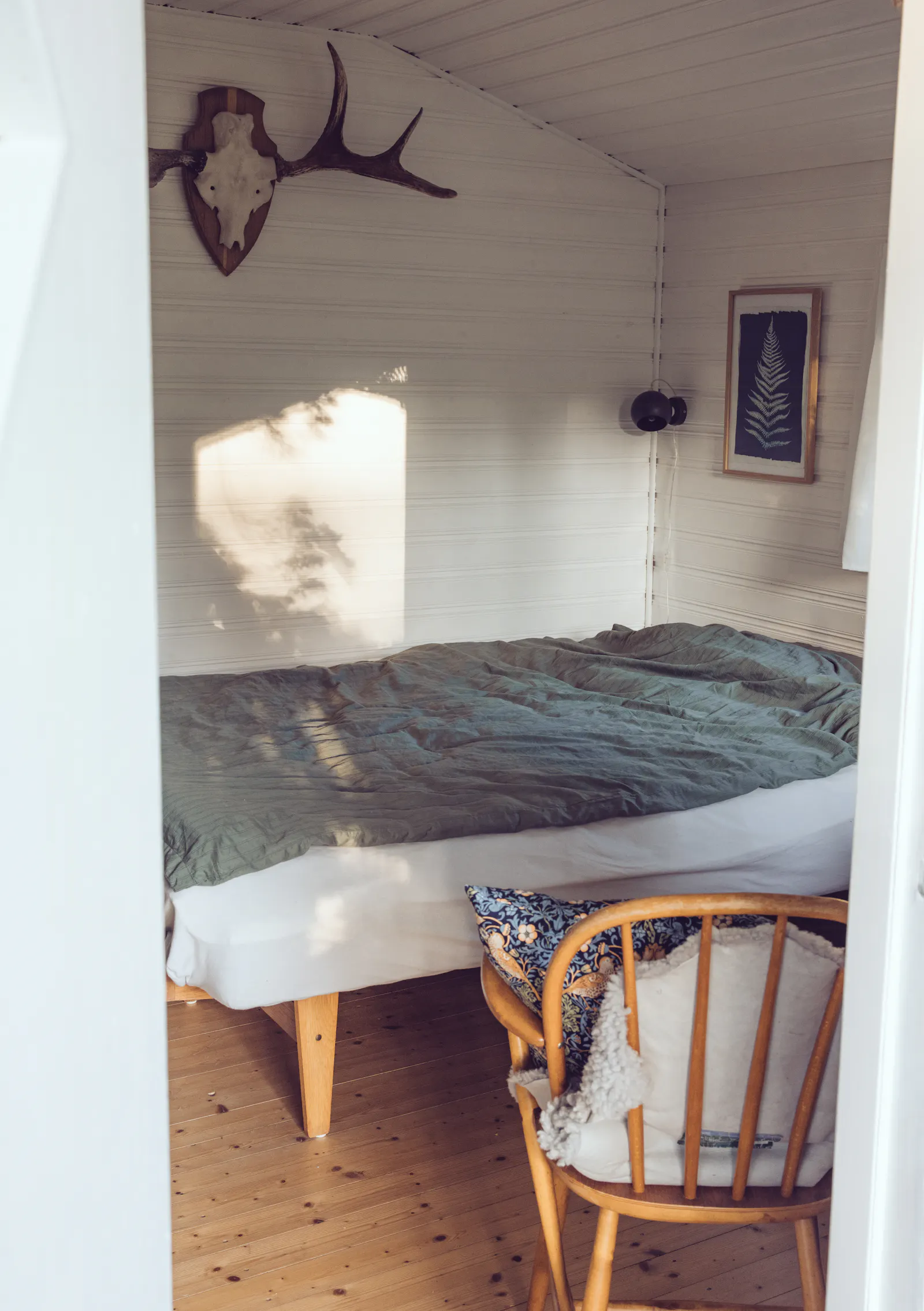 Svenskt timmerhus i naturskön miljö – bild 21 av 24