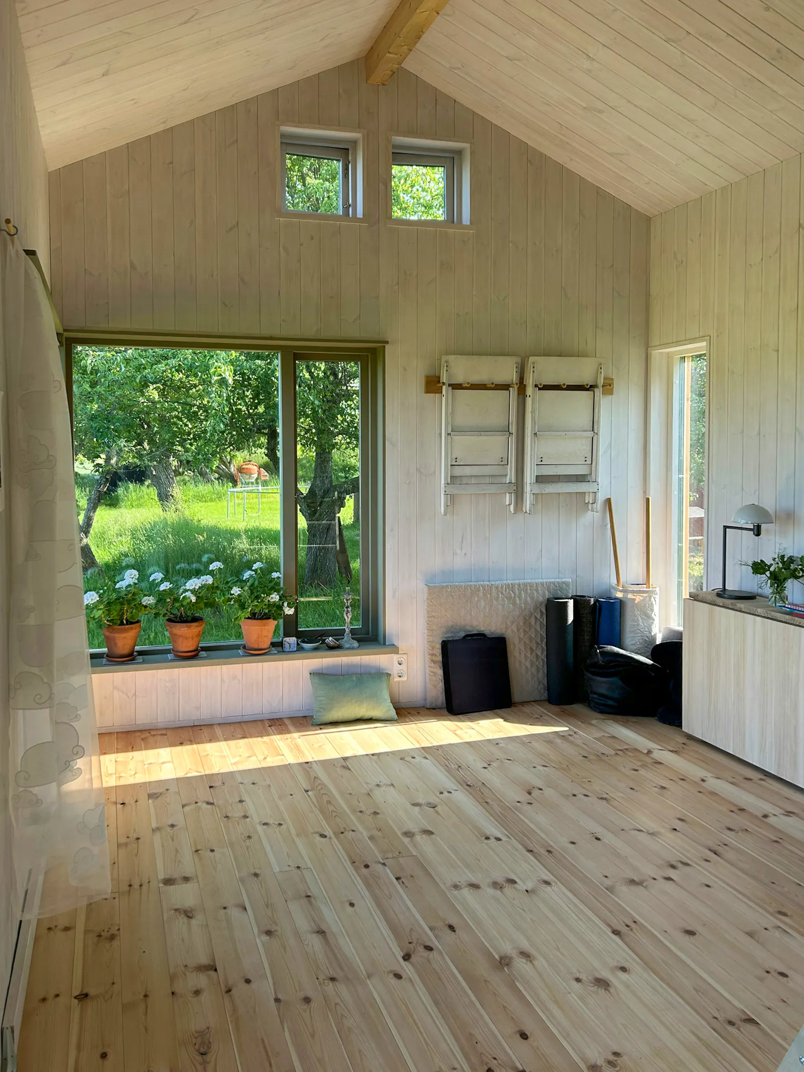 Litet hus bland äppelträd nära Vättern – bild 6 av 19