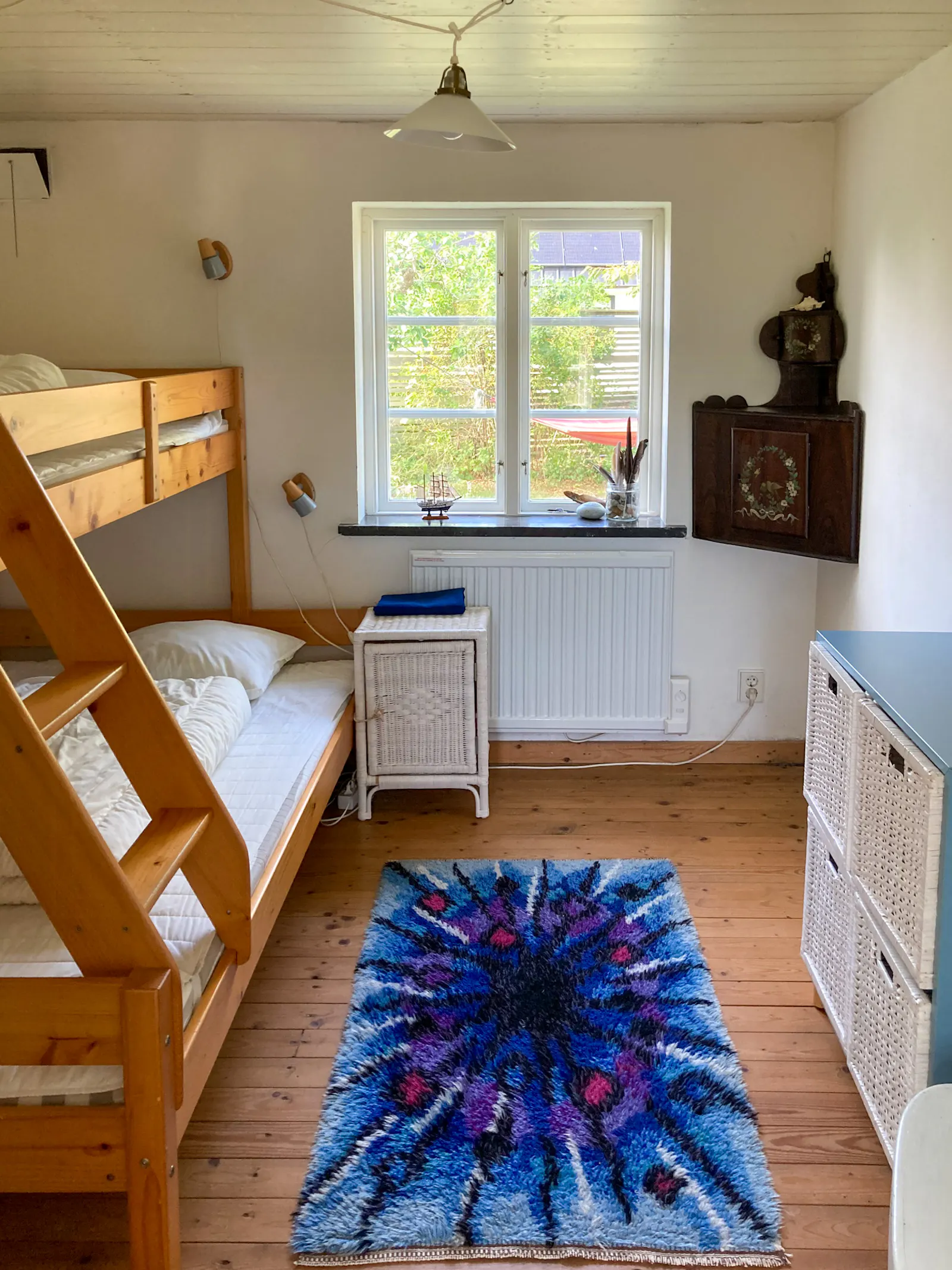 Semesterhus med växthus nära stranden i Mälarhusen – bild 16 av 24