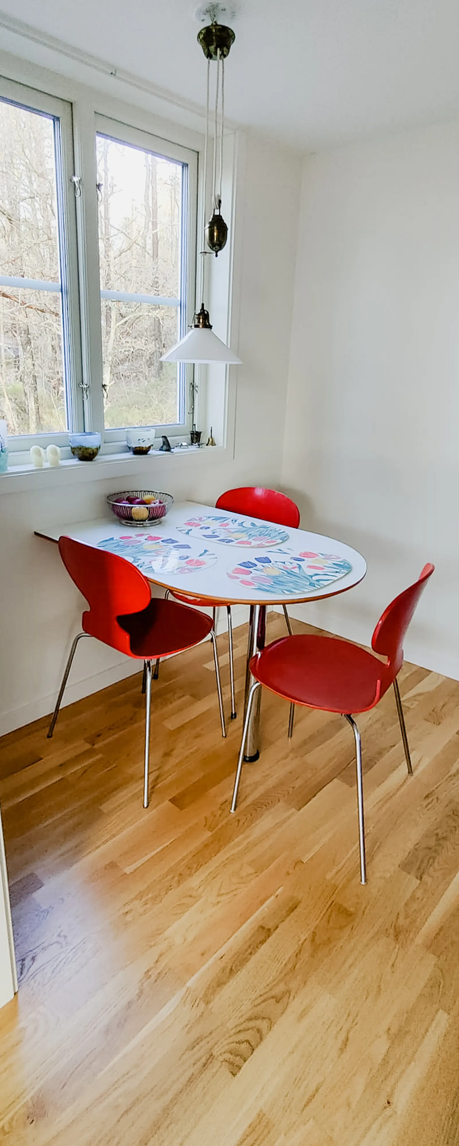 Charmigt fristående hus nära skog och hav – bild 6 av 11