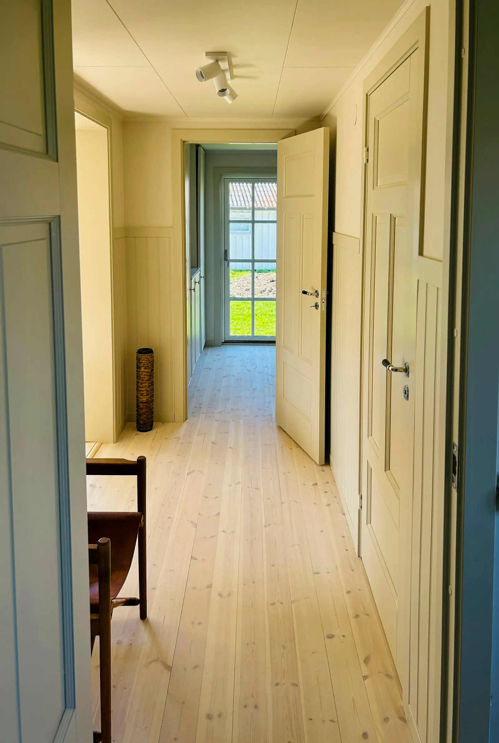 Stuga med glasveranda vid Apelvikens strand – bild 16 av 24