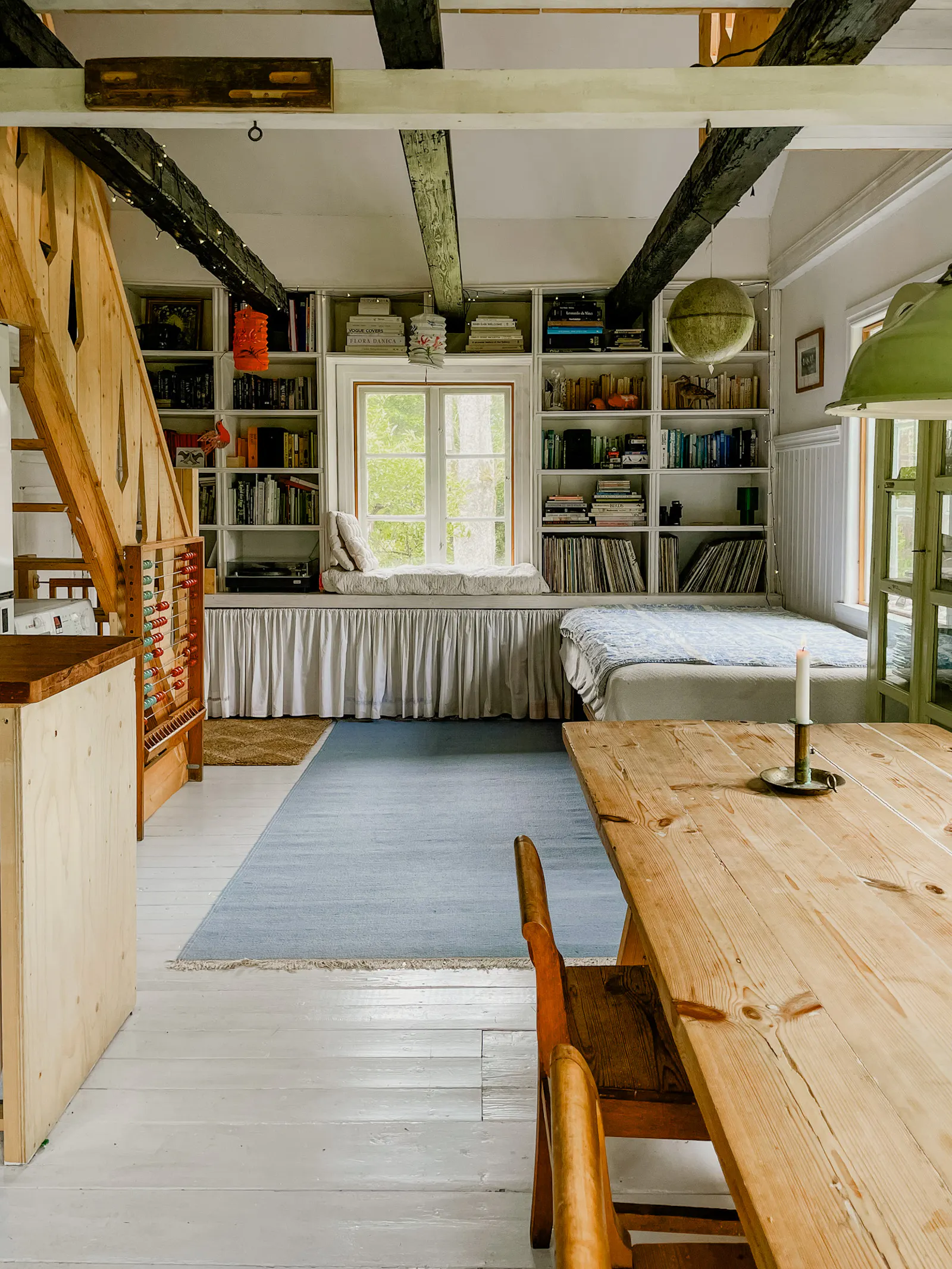 Konstnärshem med vild trädgård i Skärserås – bild 4 av 24
