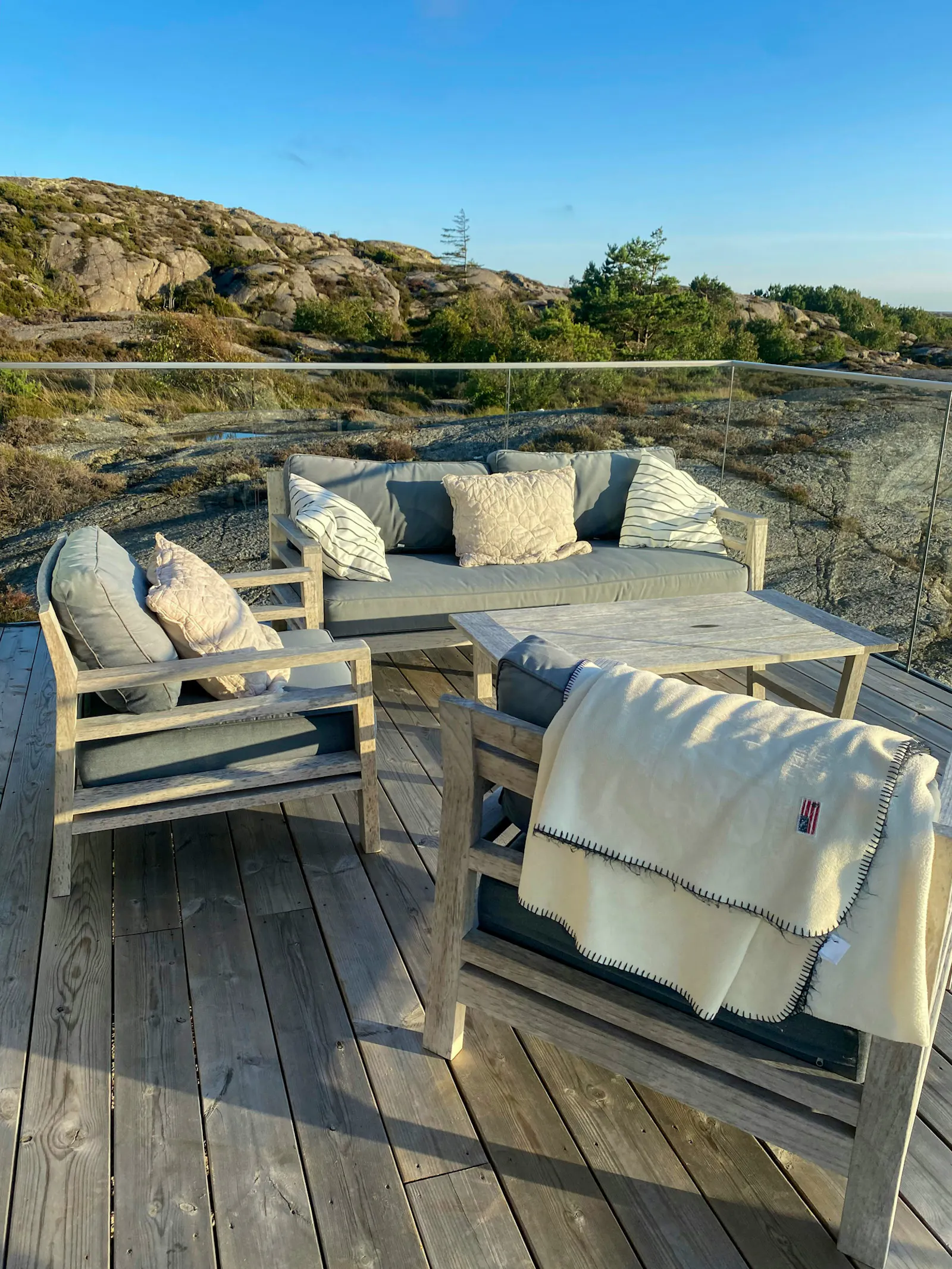 Havsnära hus med pool vid Hällevikstrand – bild 2 av 24