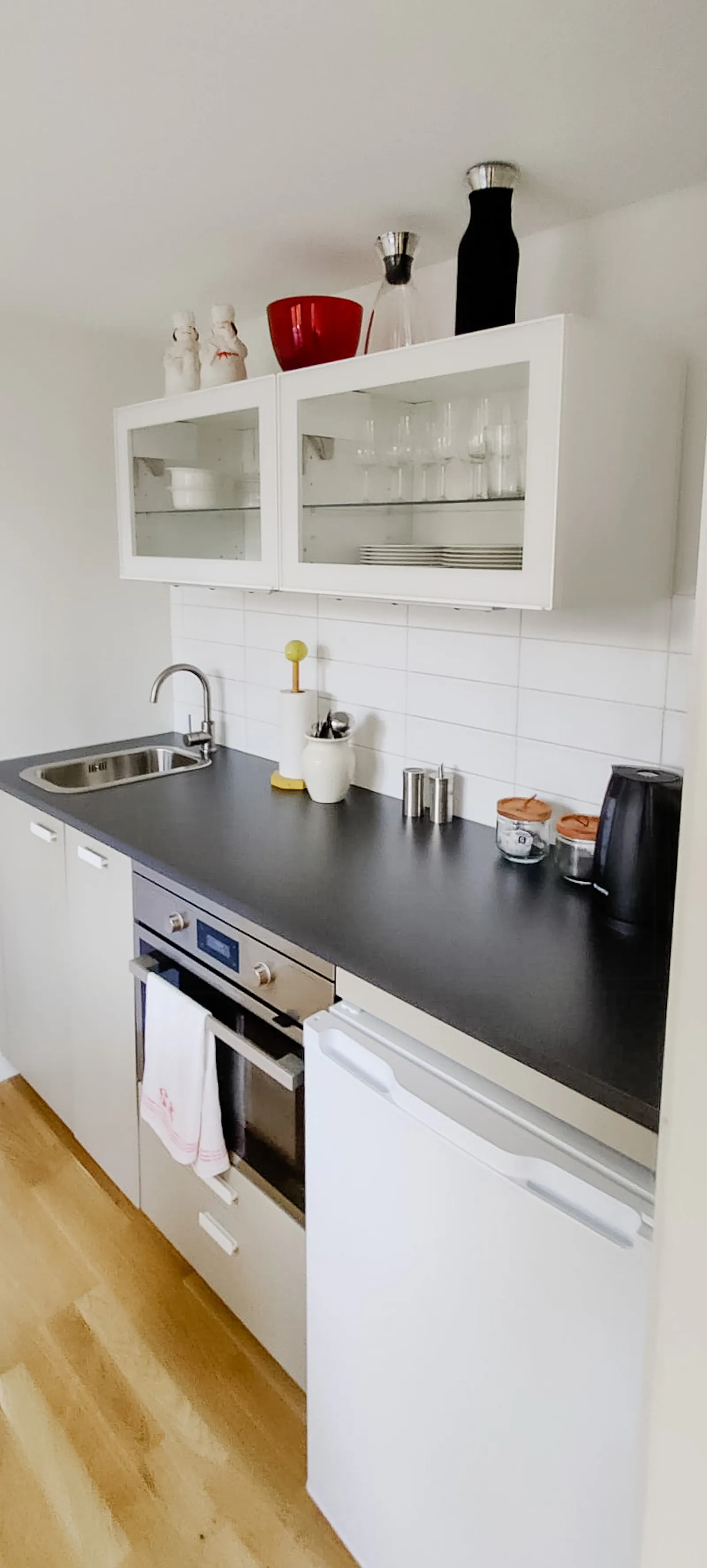 Charmigt fristående hus nära skog och hav – bild 8 av 11