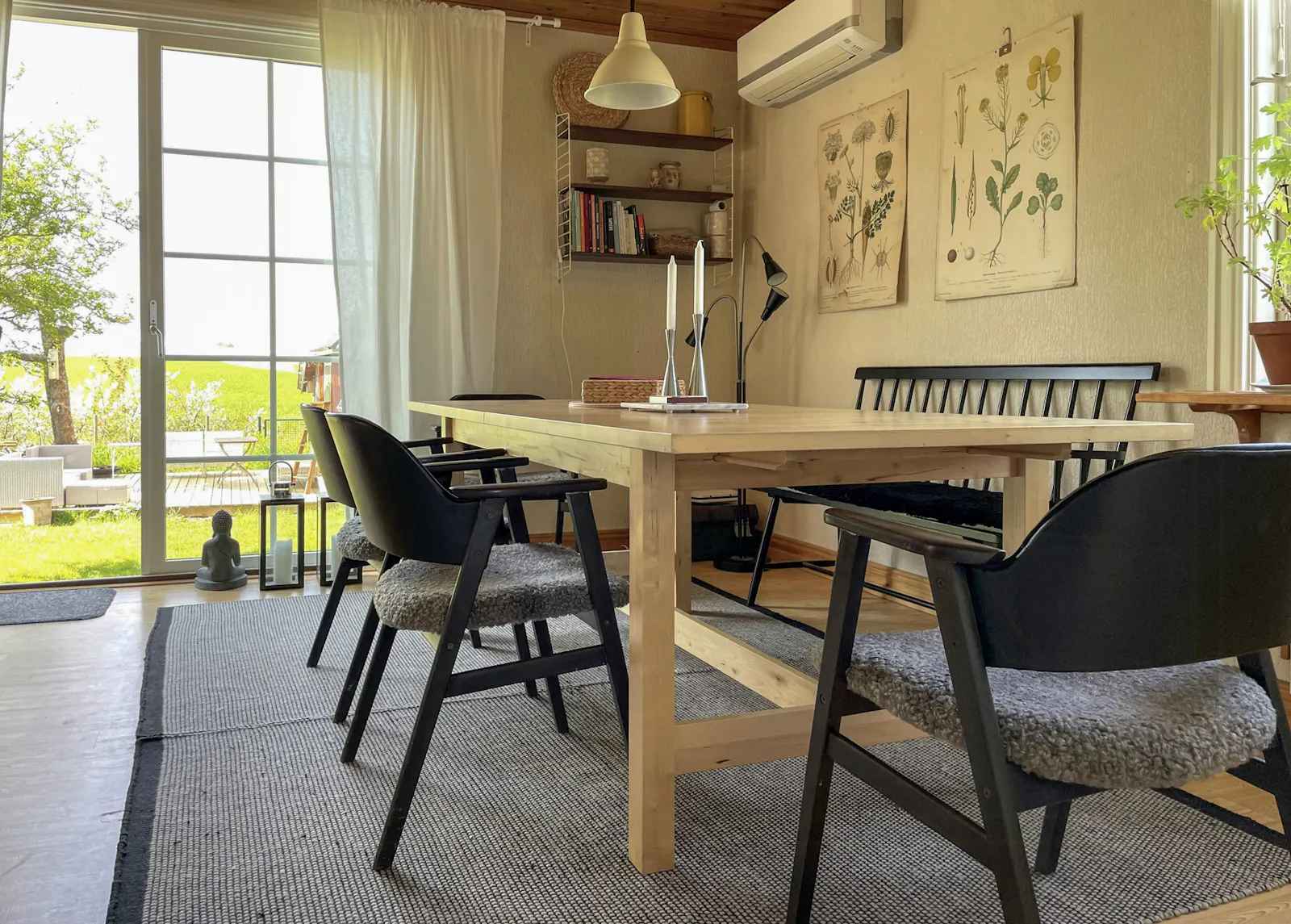 En lugn oas med härlig villaträdgård – bild 2 av 24