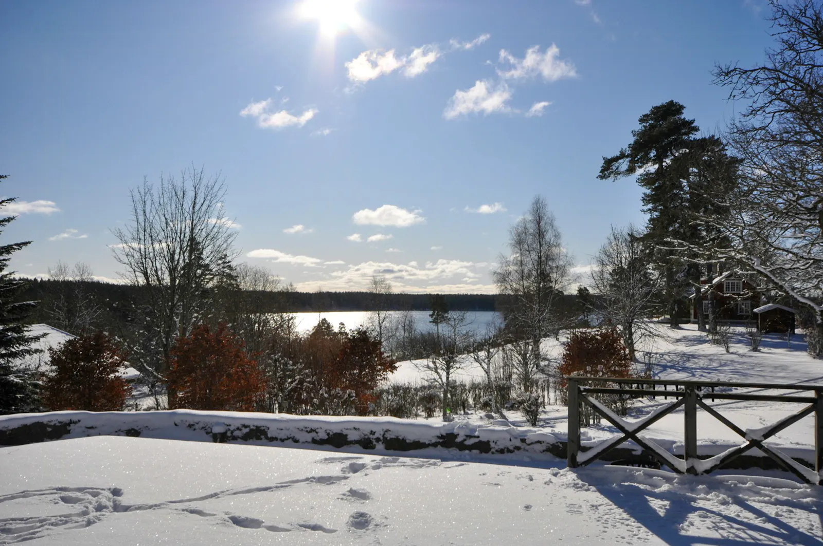 Sjöhus med bastu och brygga nära Vättern – bild 20 av 22