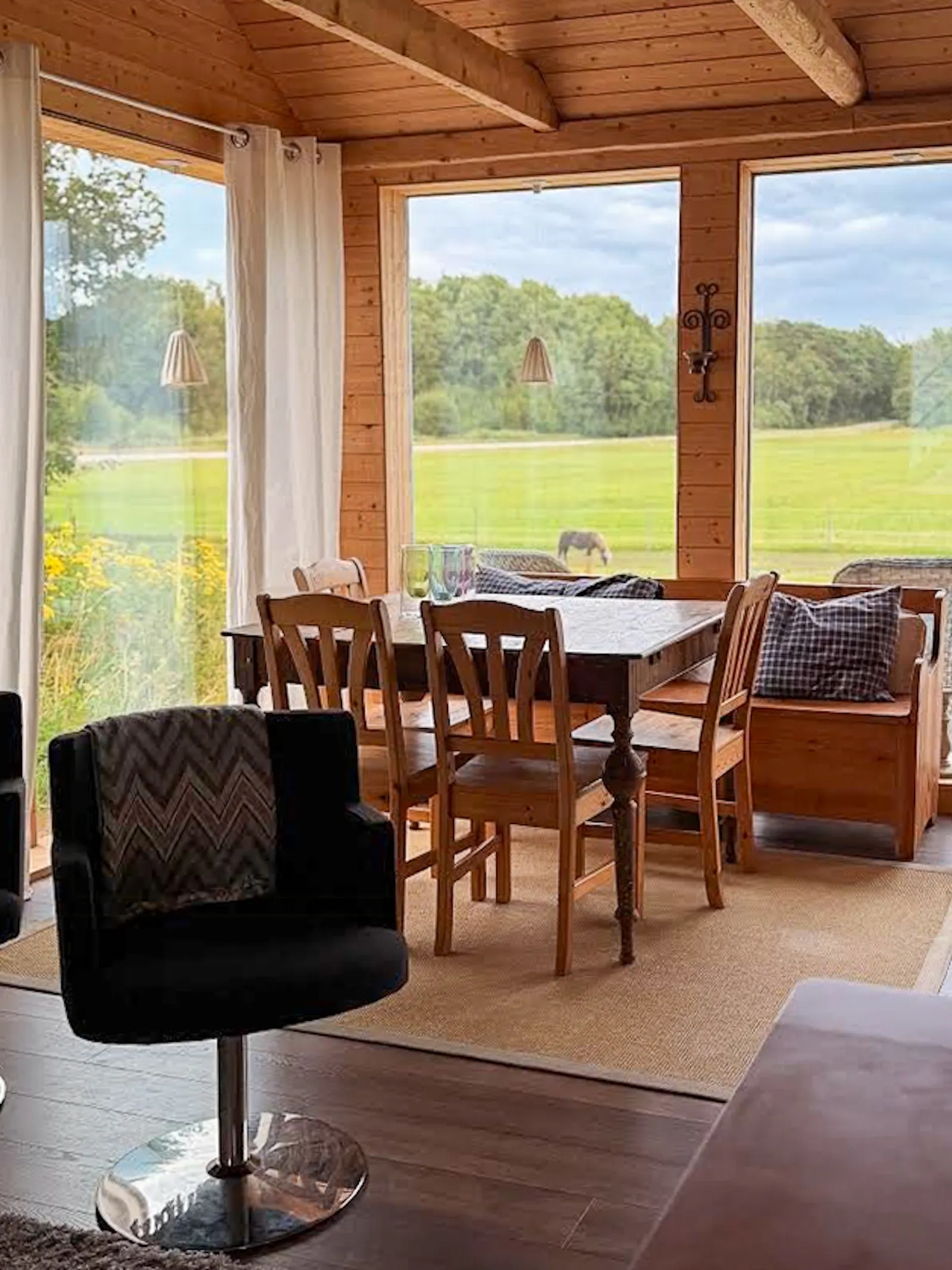 Gårdsidyll med fält och djurliv nära Halmstad – bild 10 av 24