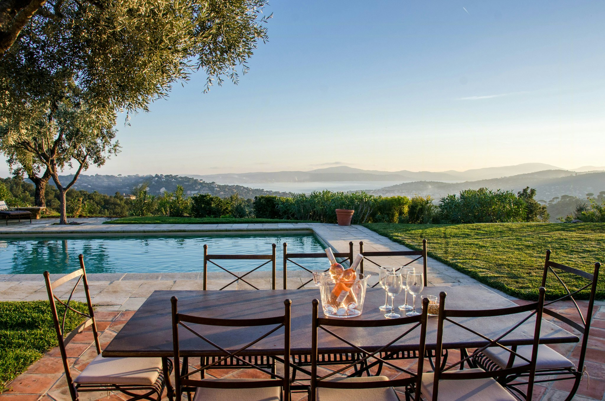 Ferienhäuser mit Meerblick in Frankreich cover image
