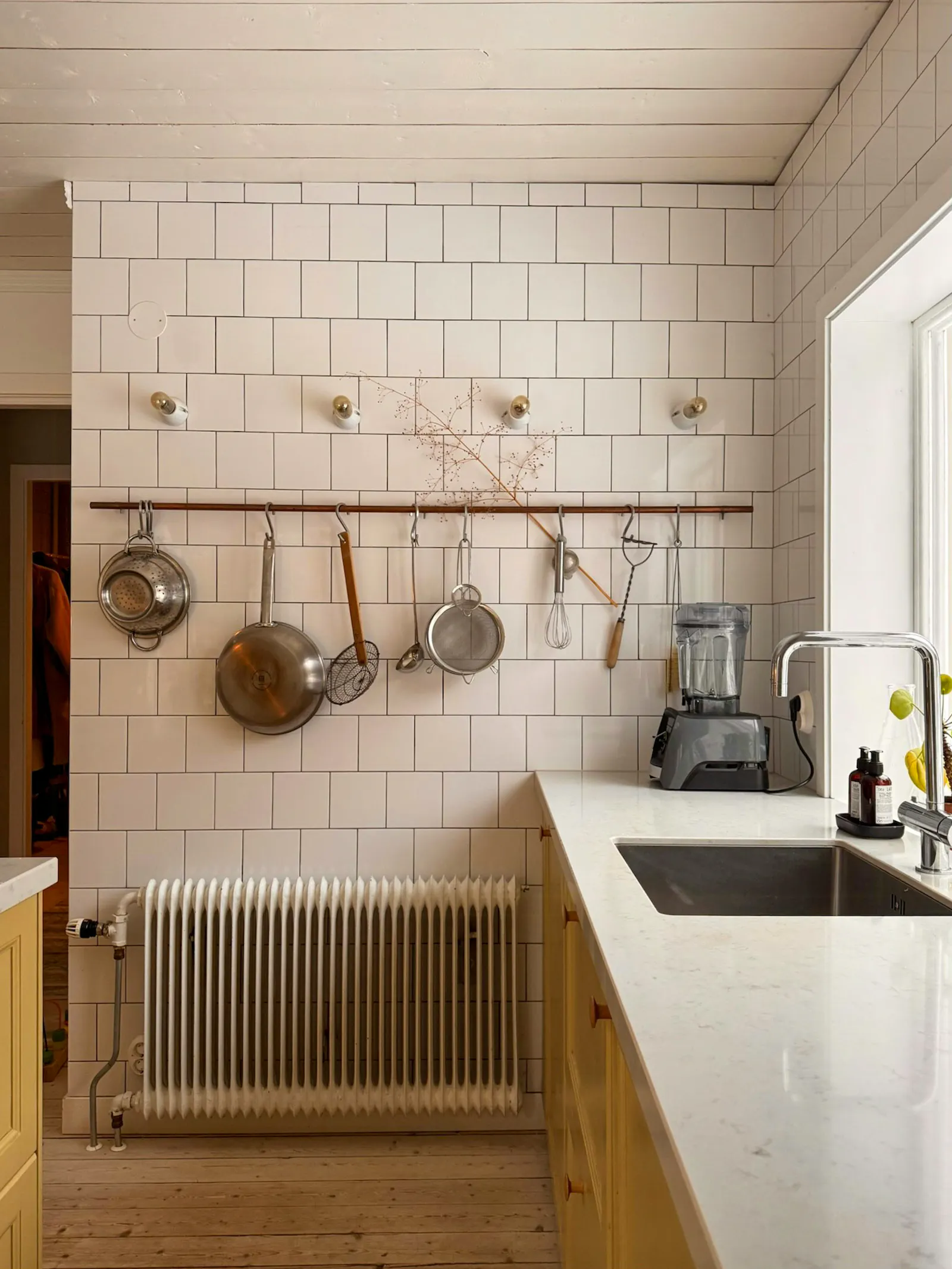 Mysigt hus omgivet av naturen – bild 6 av 17