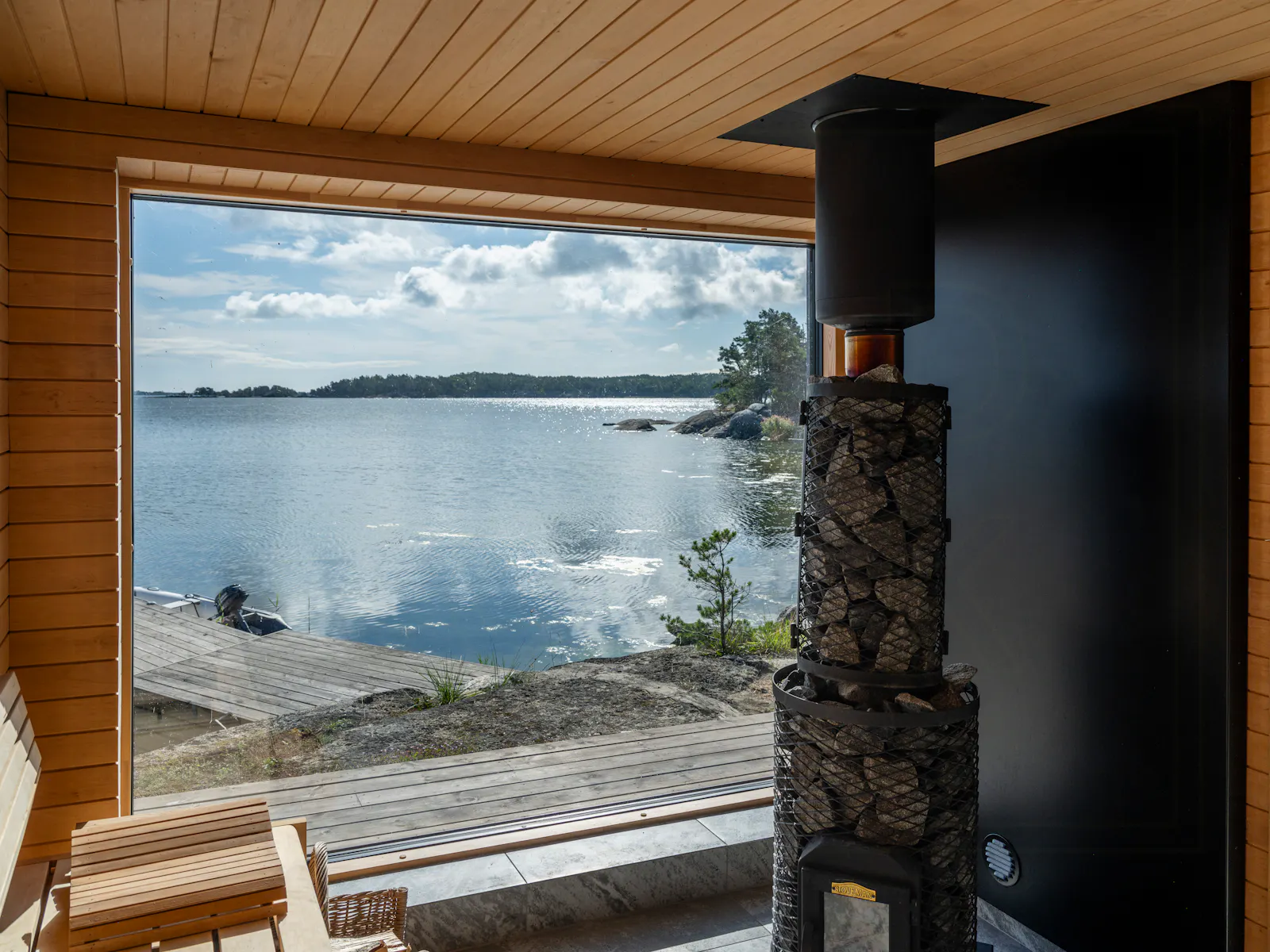 Hus med bastu och brygga vid fjorden nära Trosa – bild 4 av 24