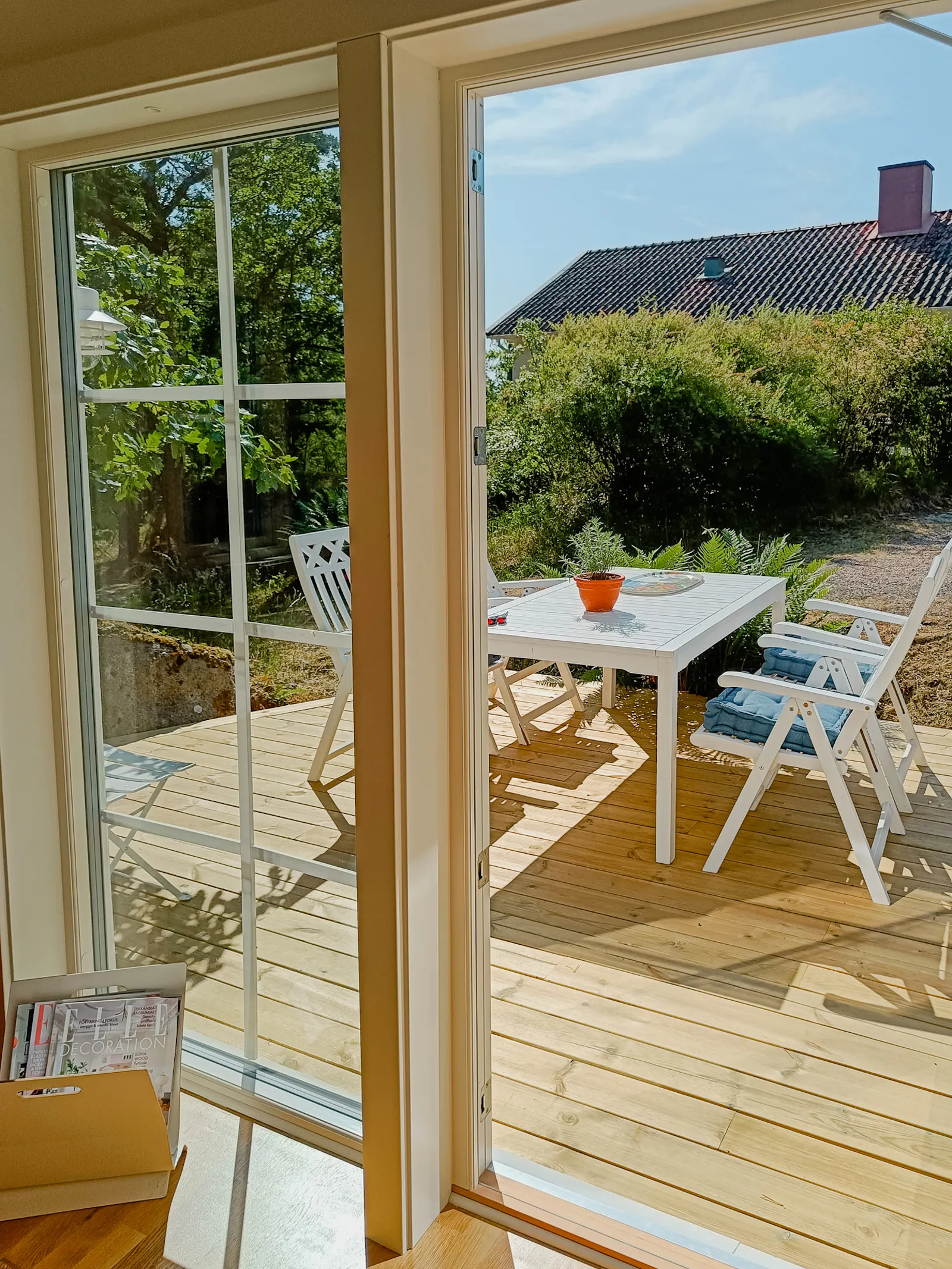 Charmigt fristående hus nära skog och hav – bild 5 av 11