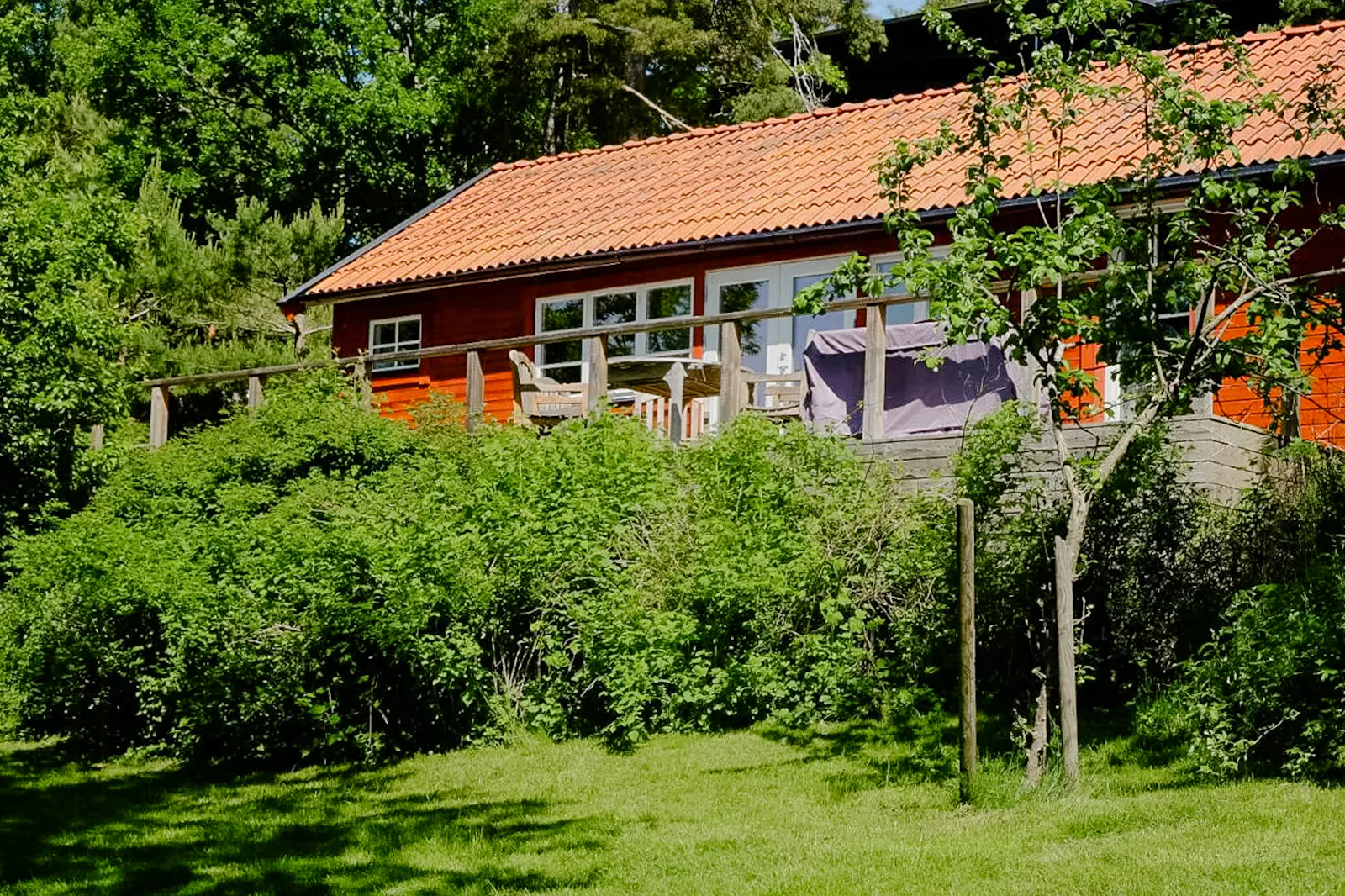 Charmig stuga med havsutsikt i vacker omgivning – bild 17 av 22