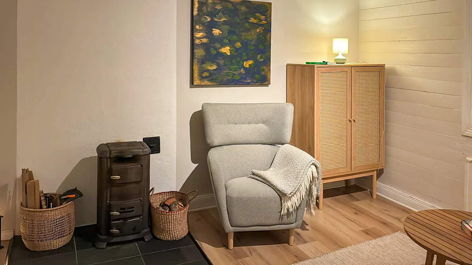 Mysigt svenskt hus vid Fryken med öppen spis – bild 7 av 24