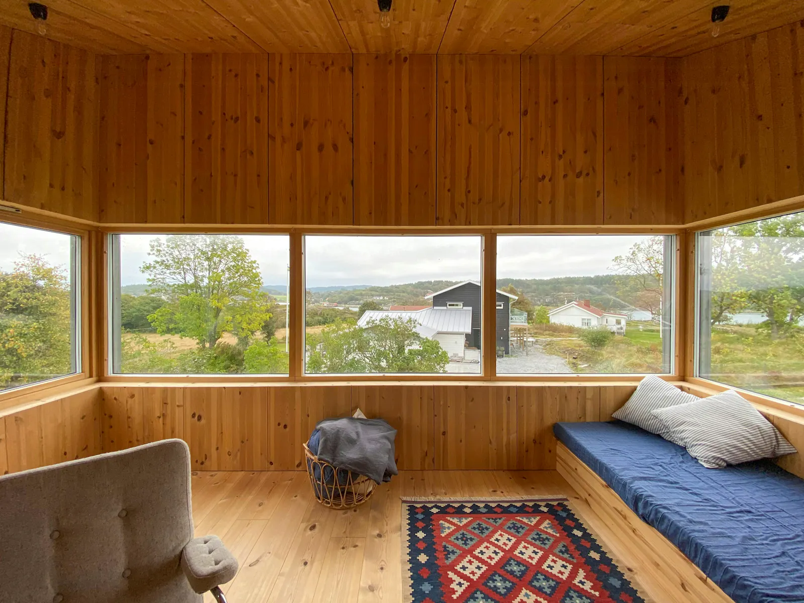 Arkitektritat hus vid Malö strömmar – bild 5 av 16