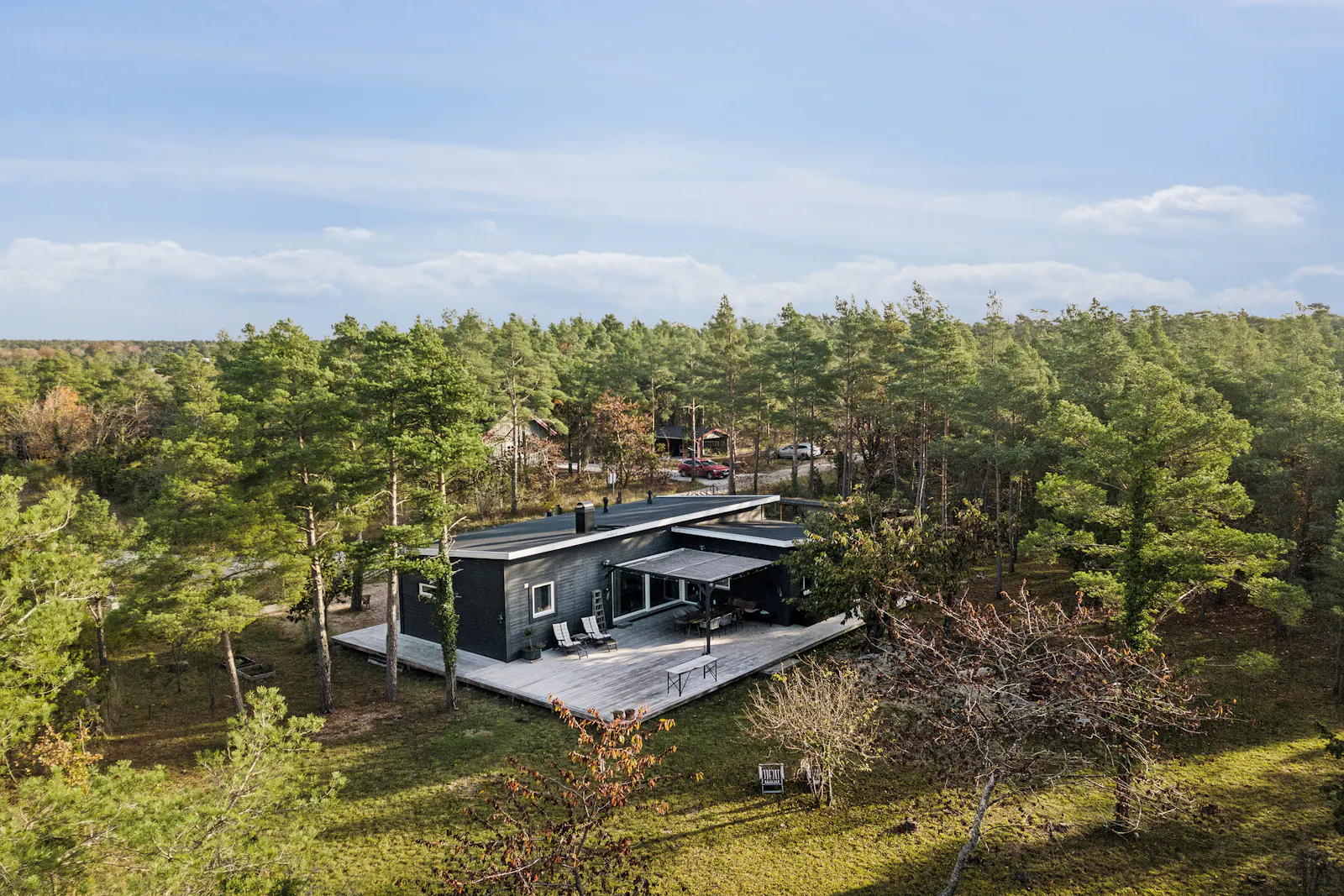 Arkitektritat hus i Fröjel nära stranden – bild 2 av 24
