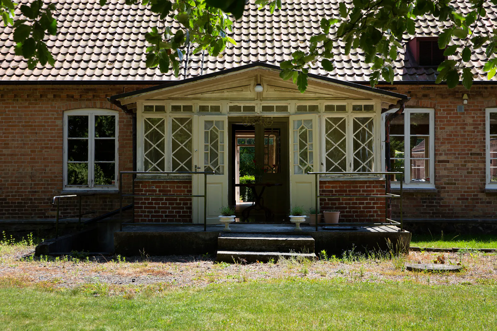 Stilfull gård med designinteriör på Österlen – bild 2 av 24