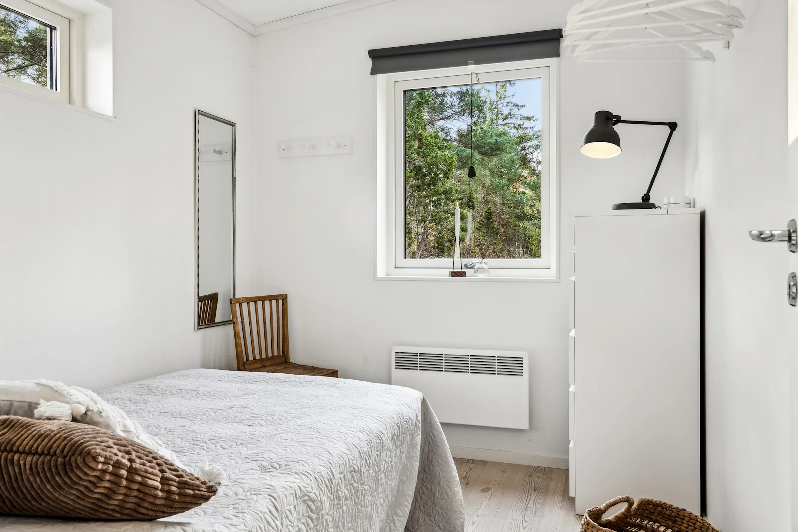 Arkitektritat hus i Fröjel nära stranden – bild 24 av 24
