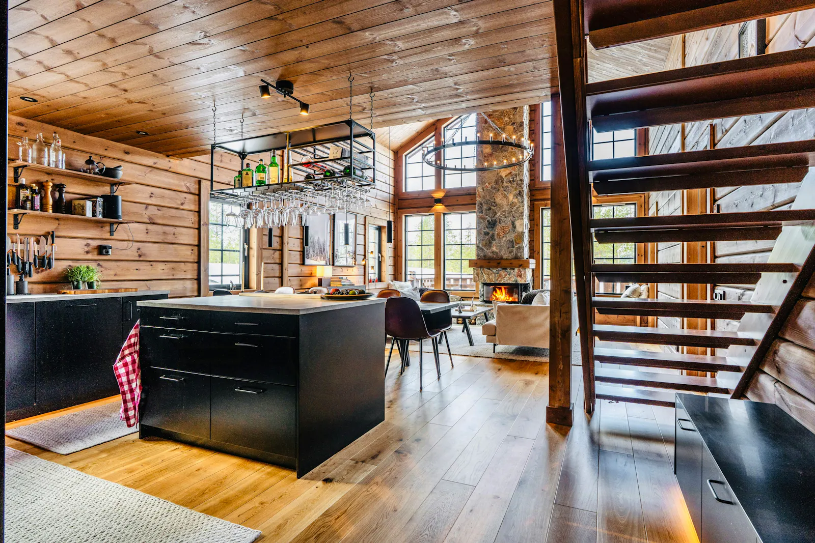 Fjällstuga med hög takhöjd och plats för 11 gäster – bild 6 av 24