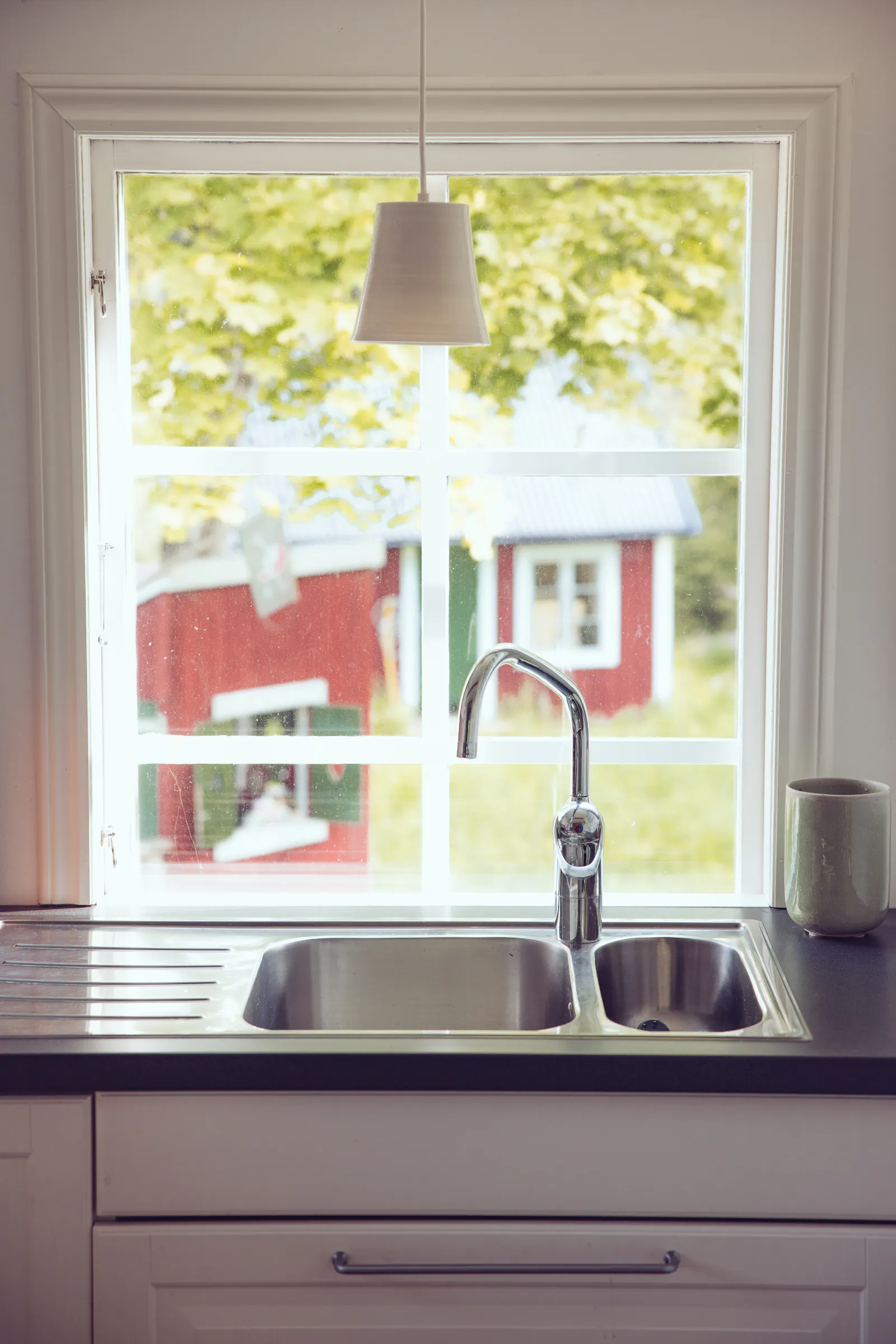Svenskt timmerhus i naturskön miljö – bild 5 av 24
