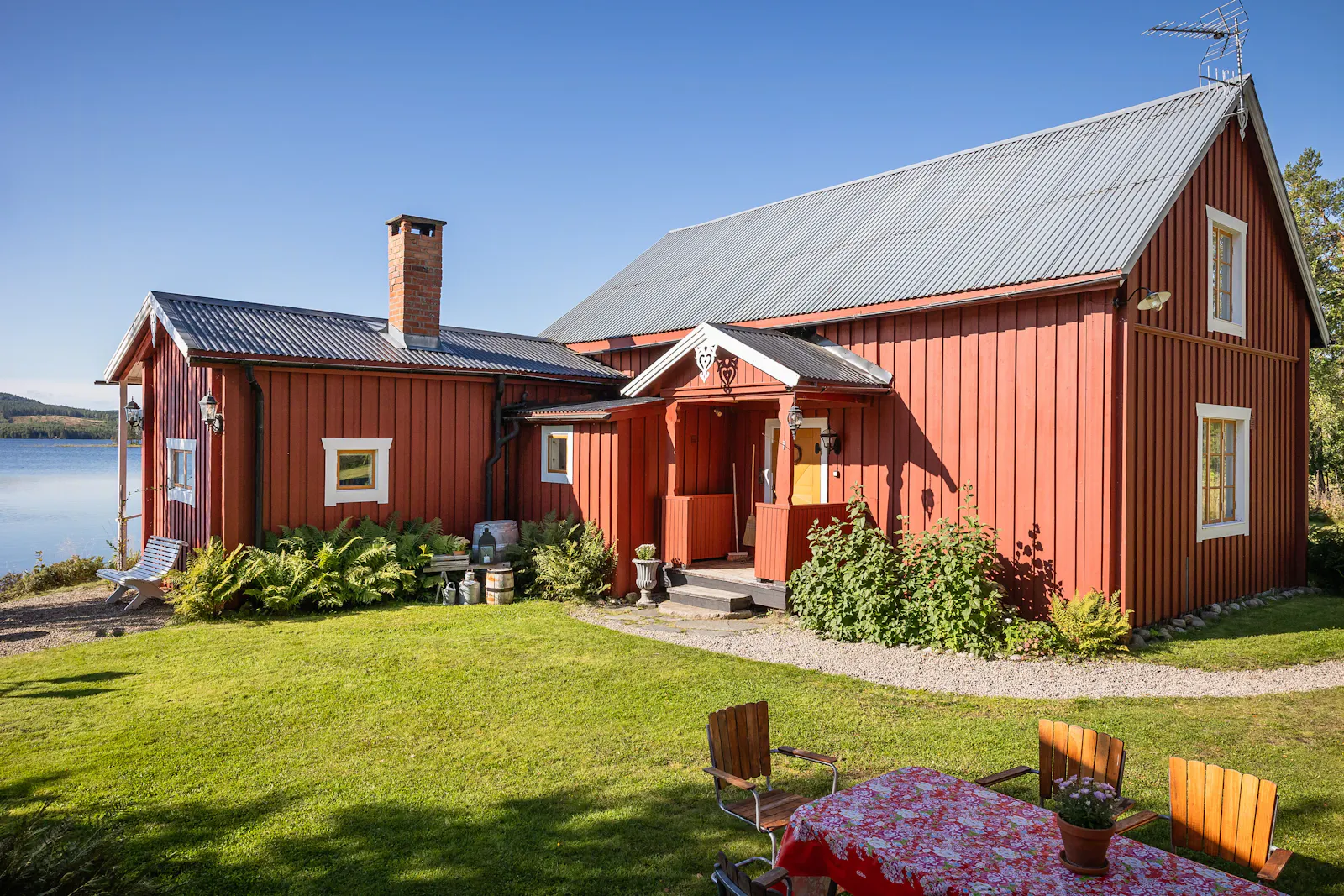 Lantlig stuga med panoramautsikt över Hansesjön – bild 2 av 24
