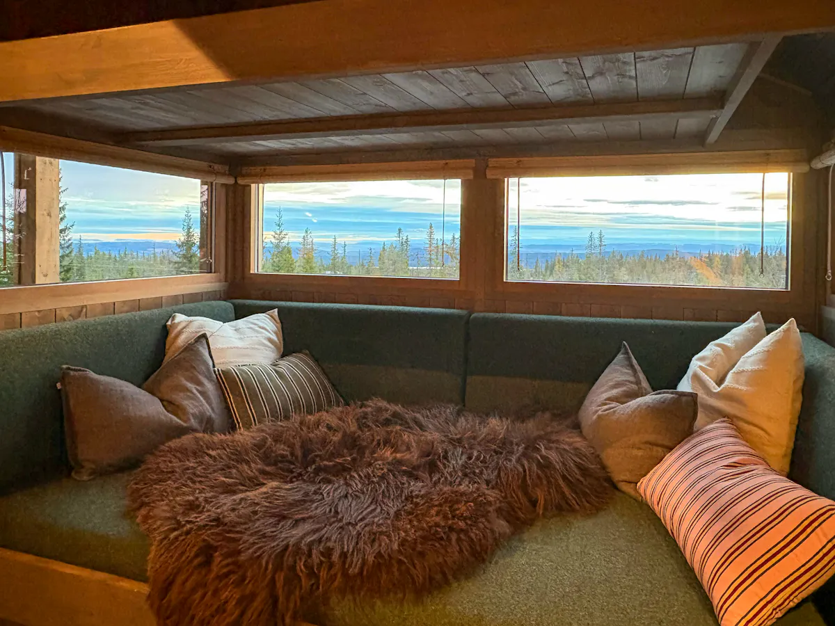 Cabane design avec vue panoramique près du lac Sjusjøen