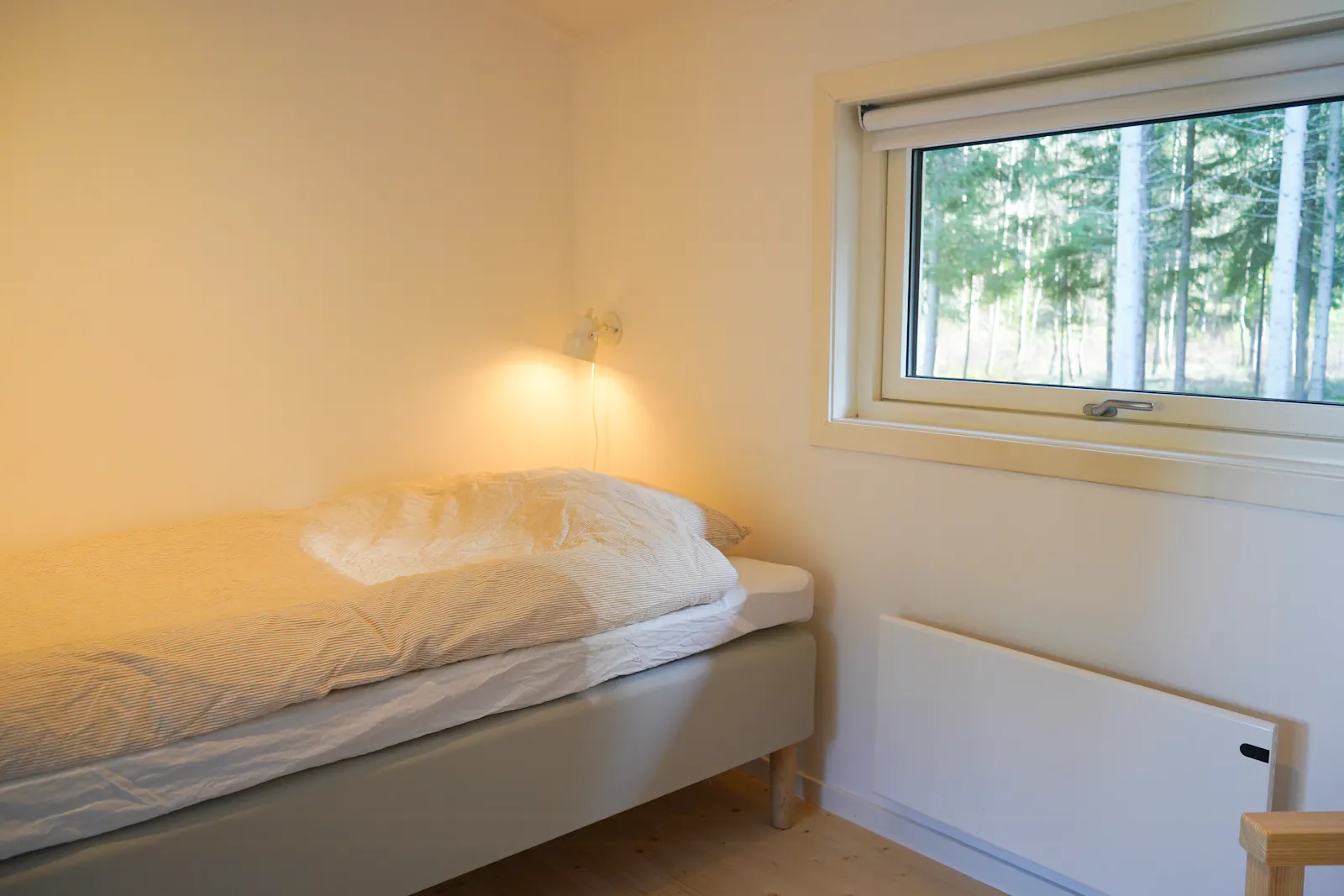 Skogsnära stuga med utsikt över Västra Öresjön – bild 23 av 24