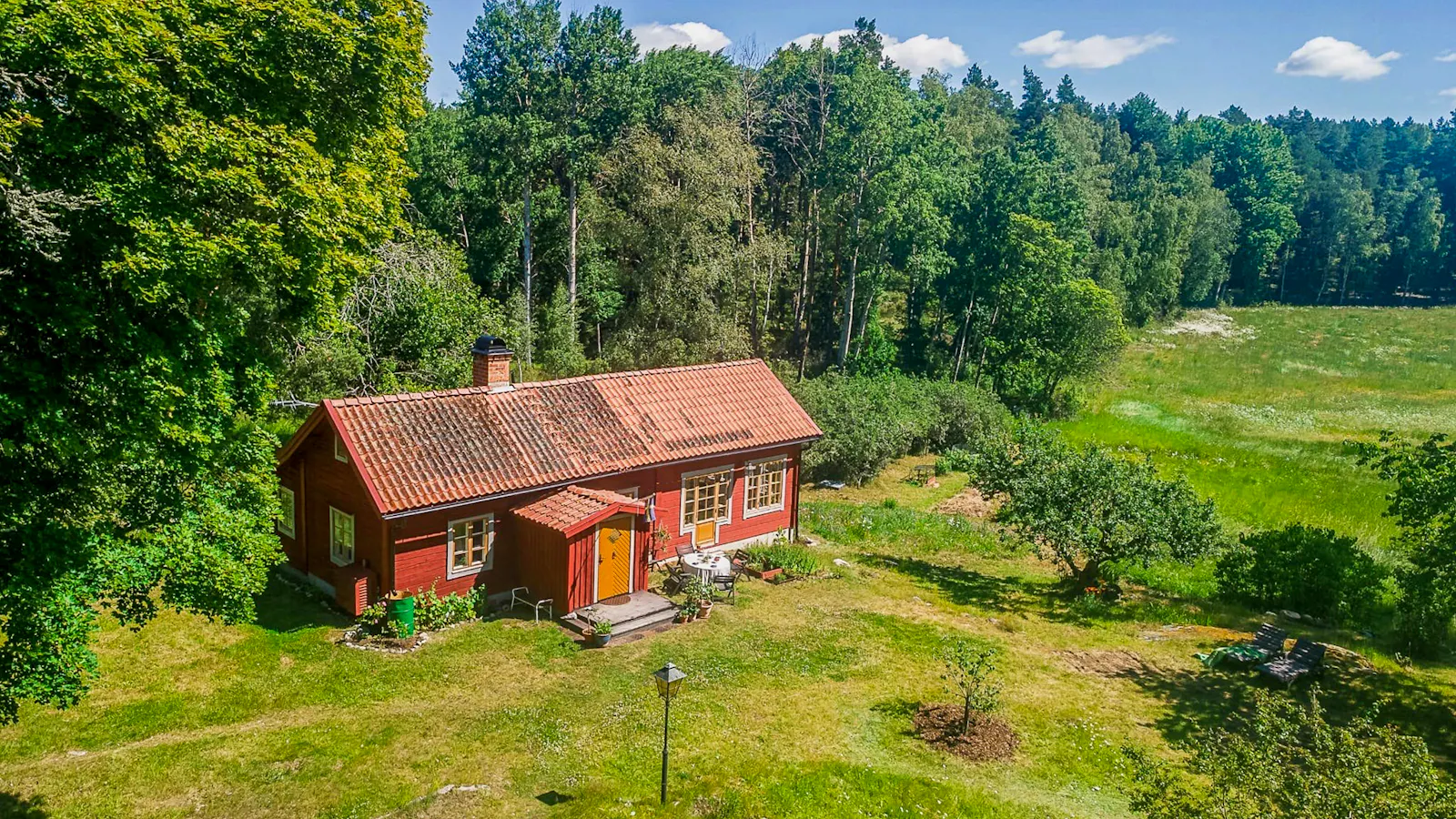 1800-talsstuga på Fogdö omgiven av skog och äng – bild 15 av 24
