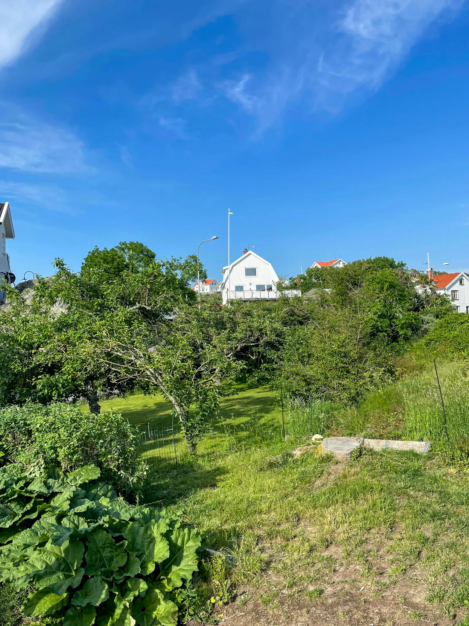 Bergshus med utsikt över Rönnängs skärgård – bild 2 av 24