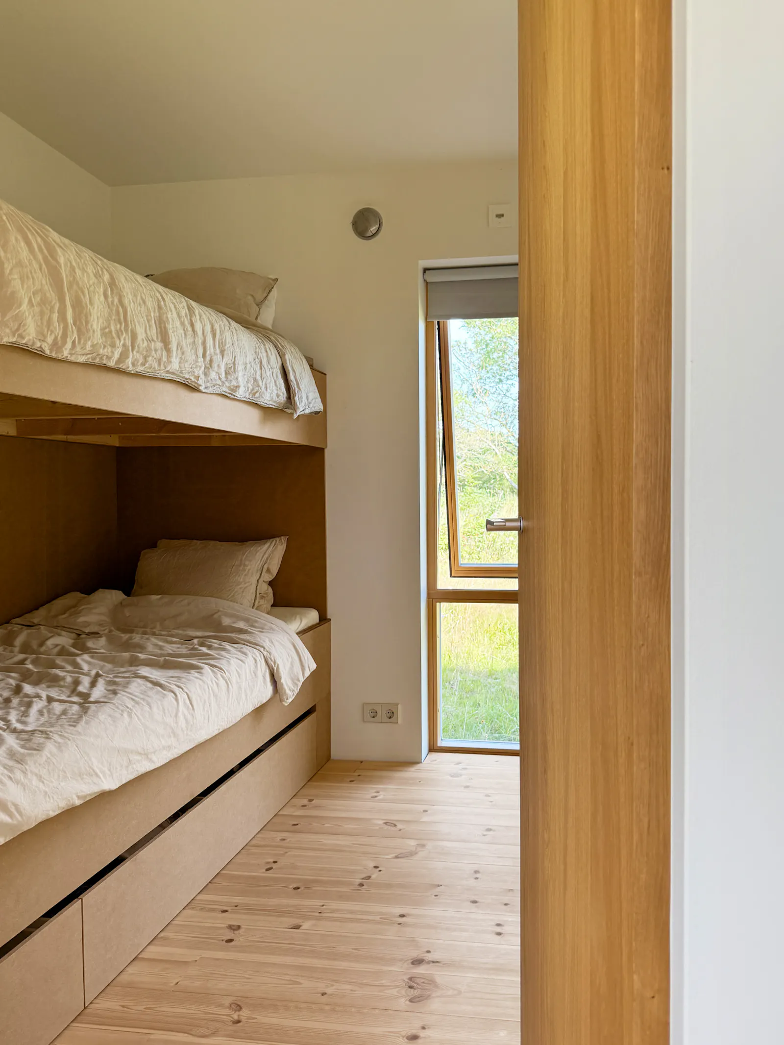 Arkitektritat hus på äng i Torekov – bild 13 av 24
