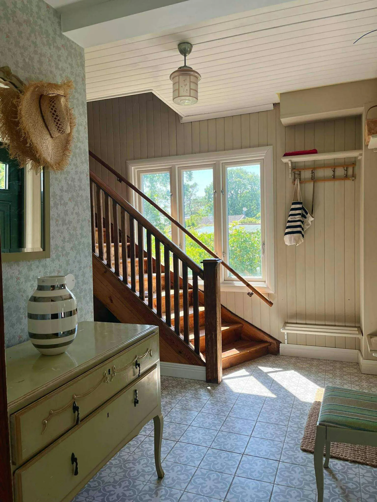 Klassiskt hus i Bohuslän-stil vid Ekenäs hamn på Koster – bild 16 av 24