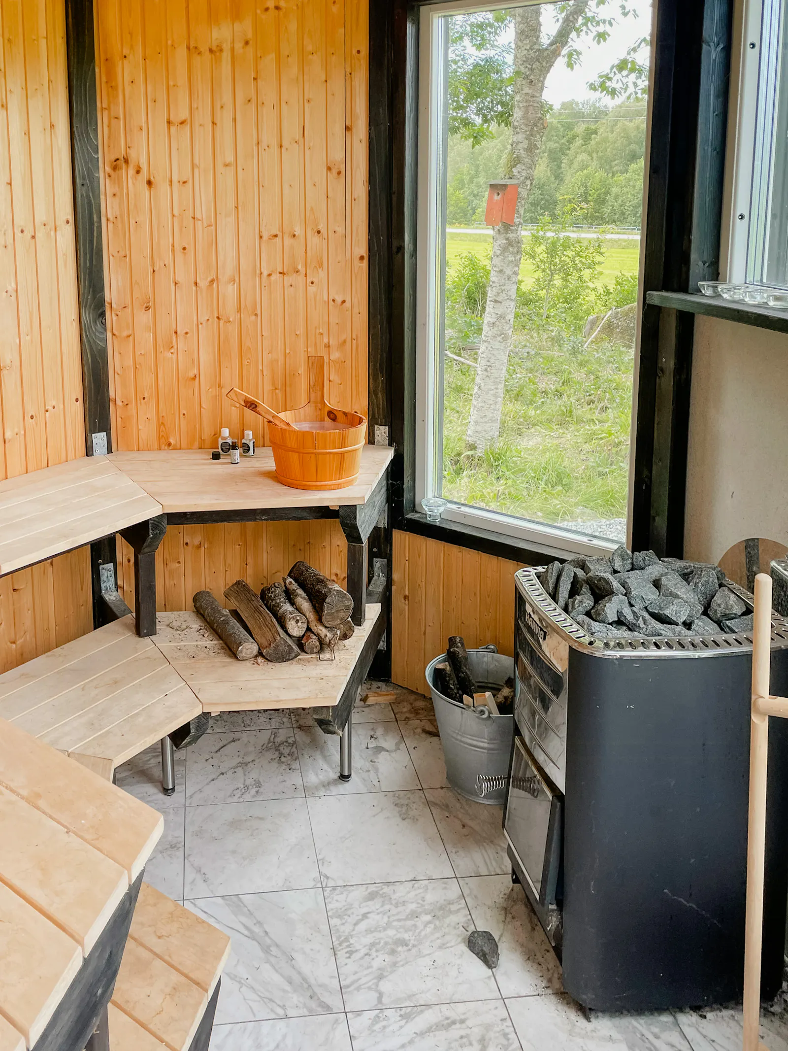 Modern funkisstuga med altan vid Vidöstern – bild 23 av 24