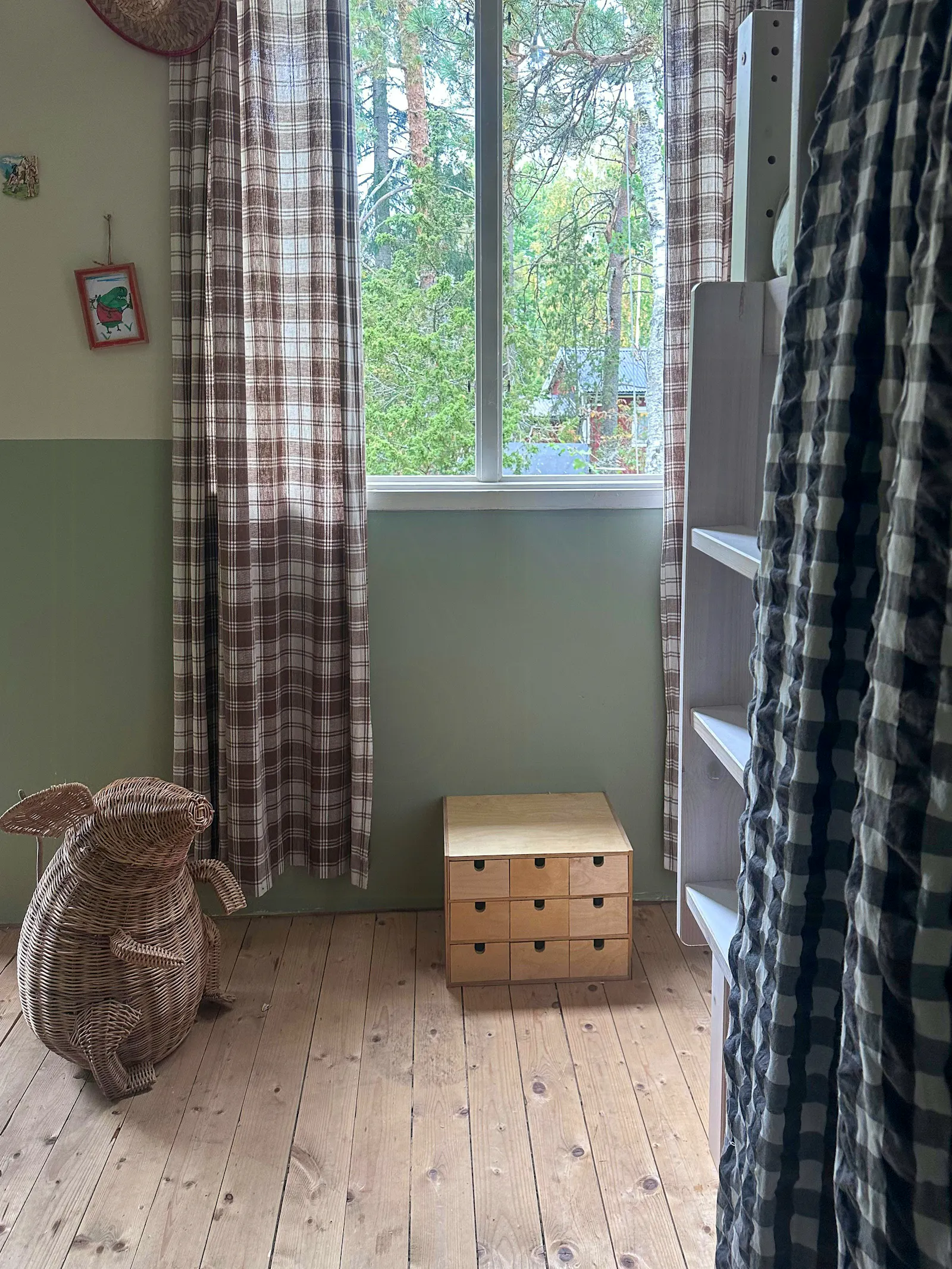 Mysig stuga omgiven av skog och natur – bild 21 av 24