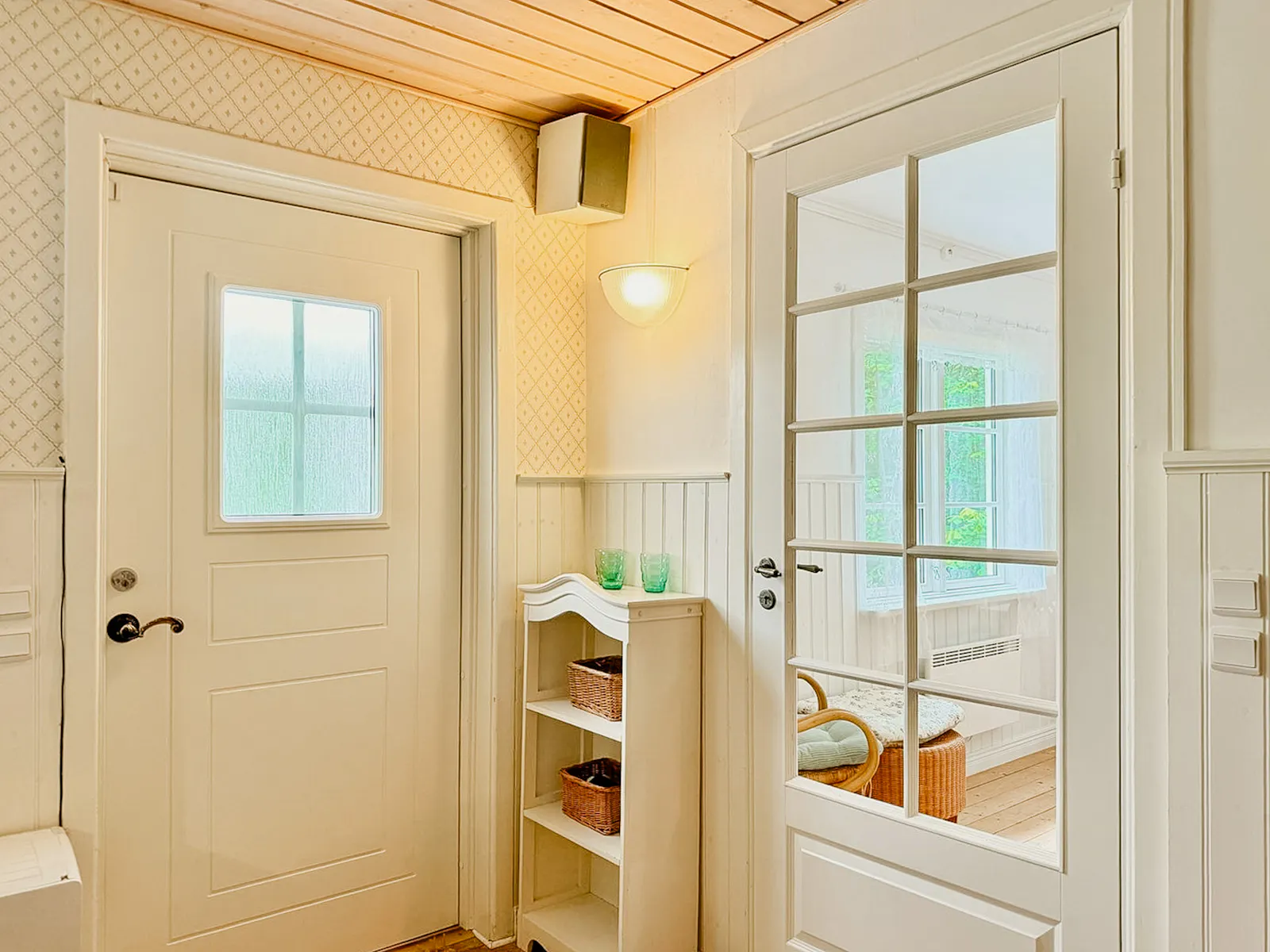 Mysig stuga i skogens lugn – bild 15 av 24
