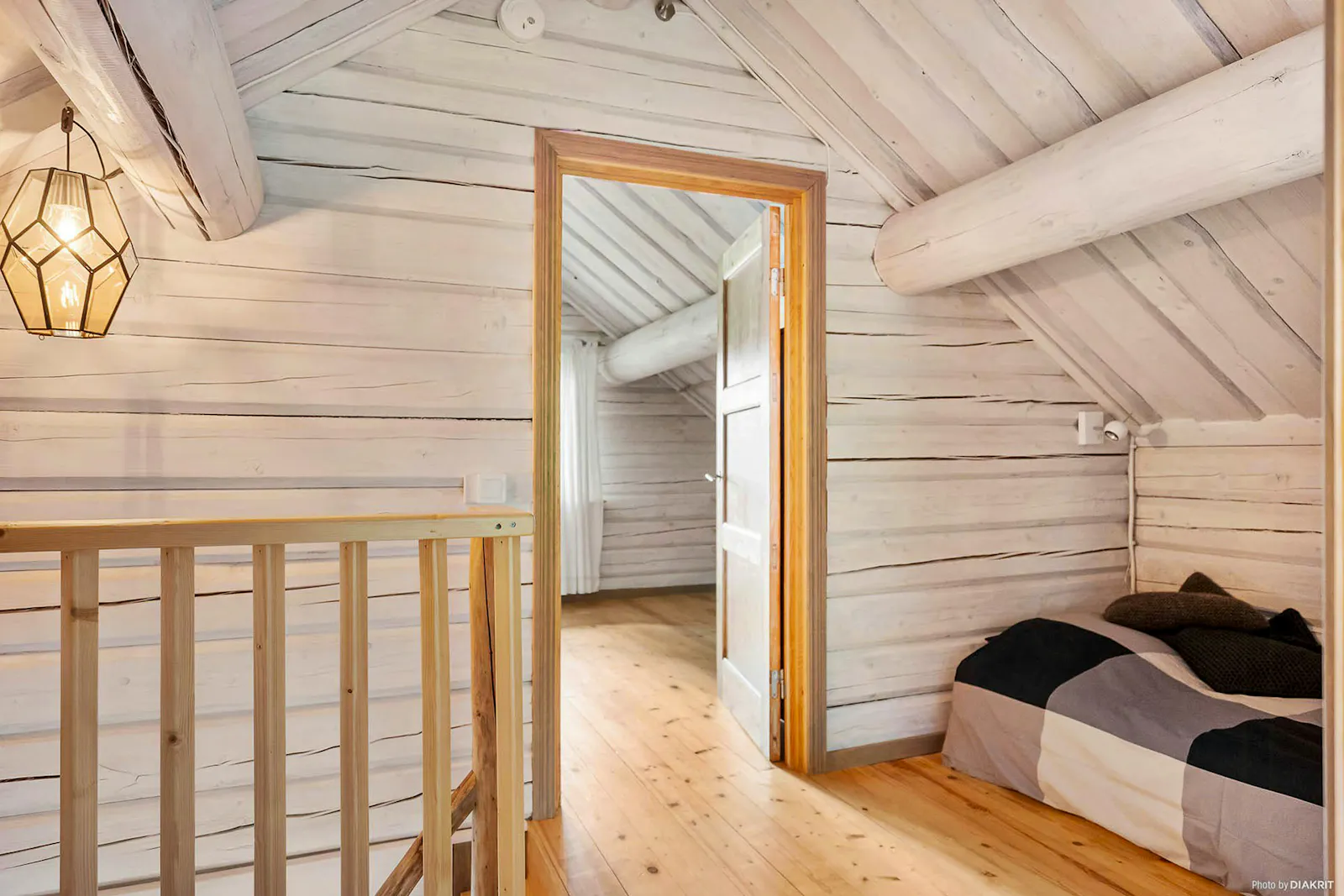 Timmerstuga med bastubad vid sjön i Isaberg – bild 10 av 24
