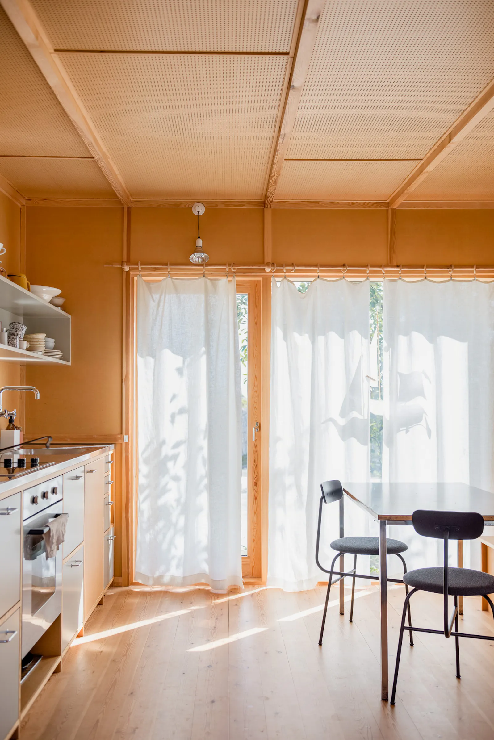Arkitektritat hus på klippkanten vid Bungenäs – bild 5 av 21
