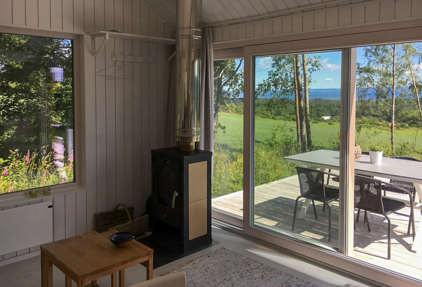 Stuga med utsikt över böljande fält – bild 3 av 19
