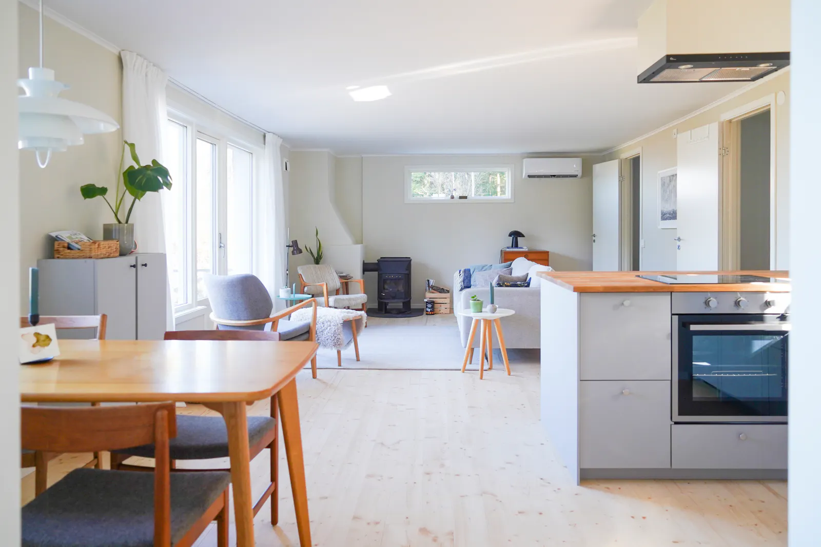 Skogsnära stuga med utsikt över Västra Öresjön – bild 5 av 24