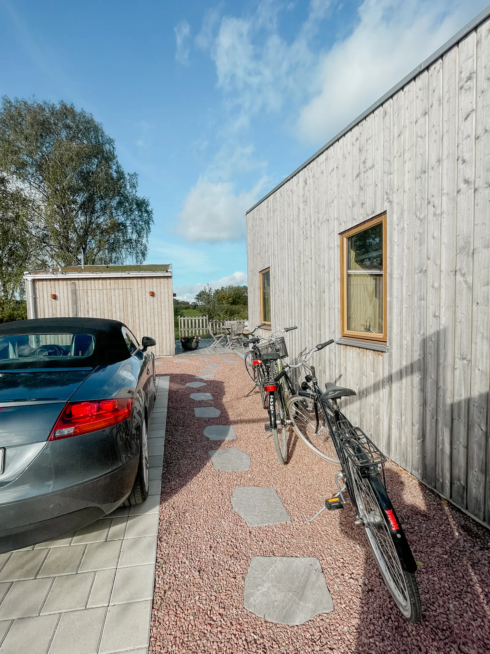 Modernt trähus bland äppelträd med havsutsikt – bild 19 av 21