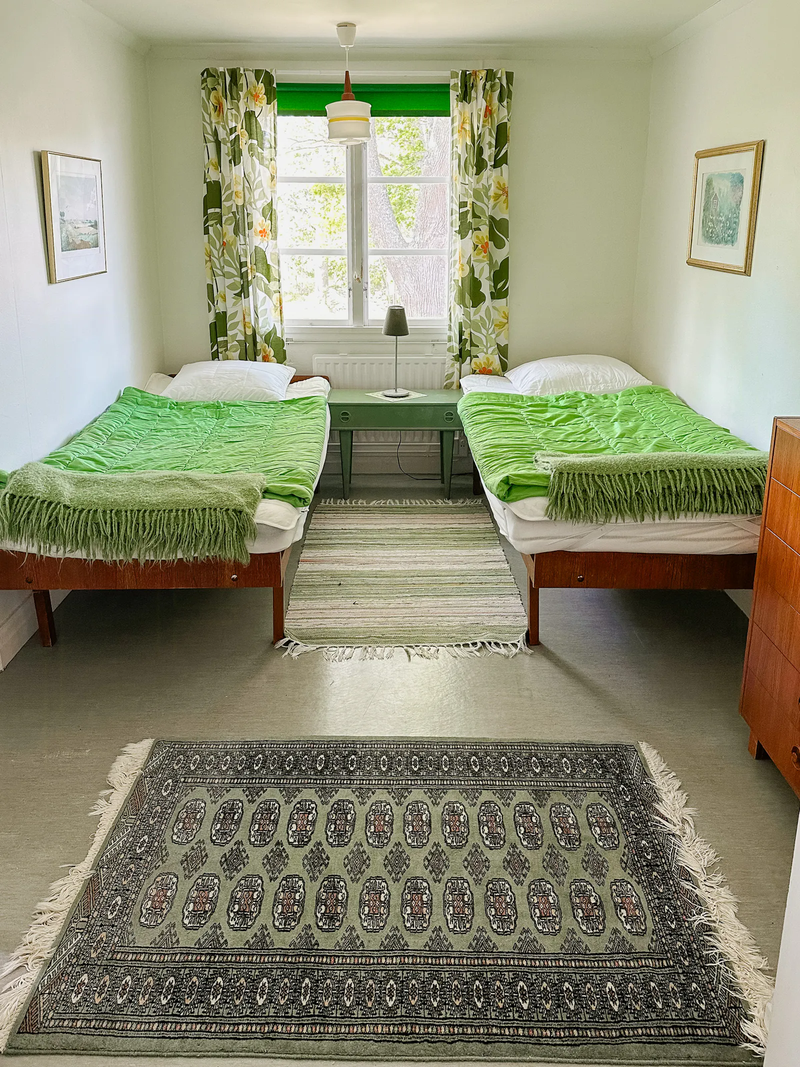 Traditionellt rött hus vid sjön i Småland – bild 22 av 24
