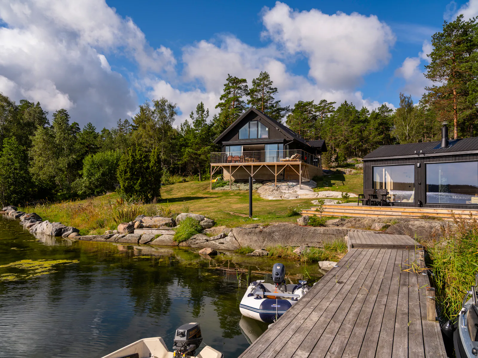 Hus med bastu och brygga vid fjorden nära Trosa – bild 3 av 24