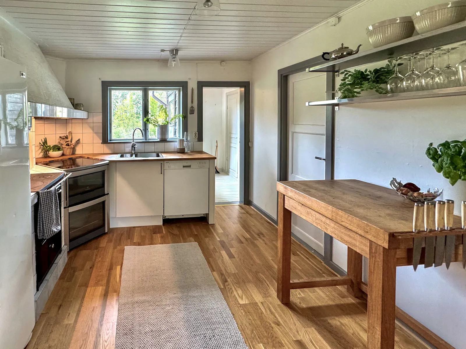 Stort hus med utsikt över skogssjö – bild 7 av 24