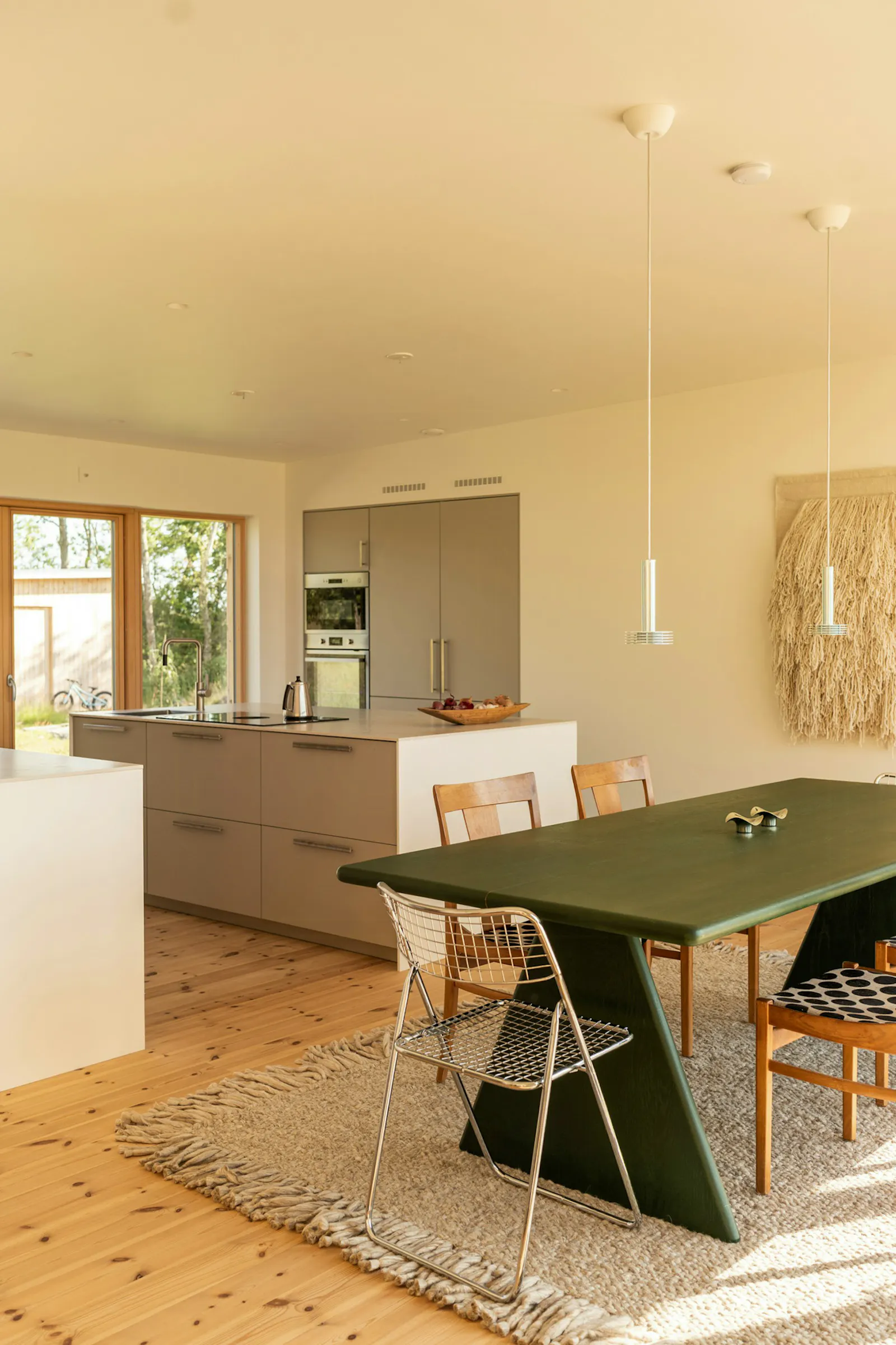 Arkitektritat hus på äng i Torekov – bild 4 av 24
