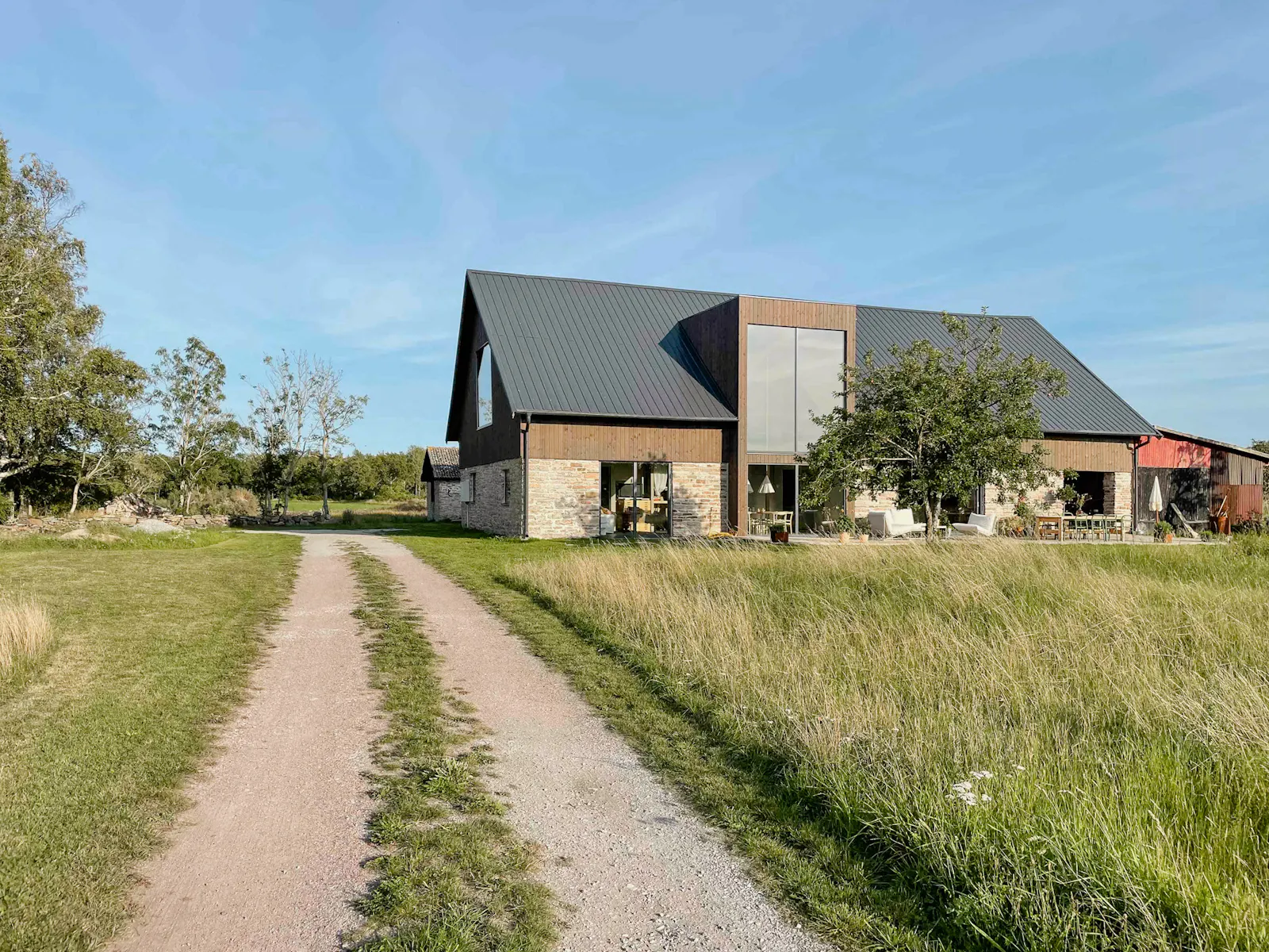 Kalkstensladugård med sikt över sundet på Öland – bild 23 av 24